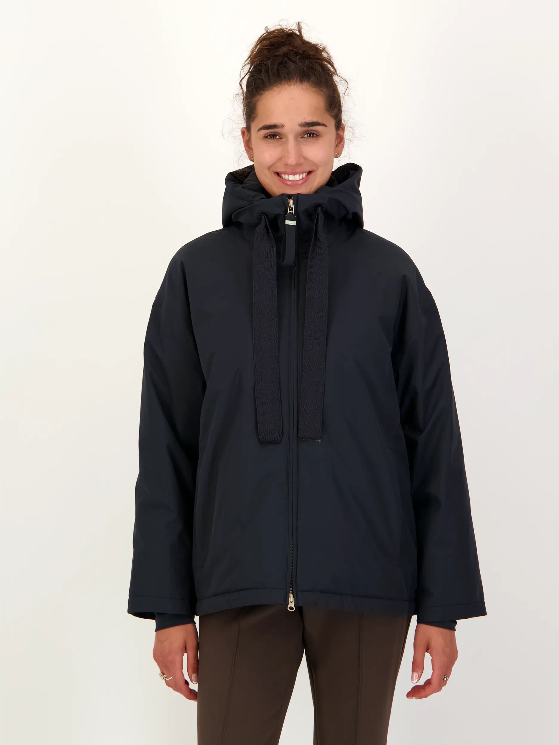 Wasserdichte Jacke 'Sheer' - Artikel Vorderseite getragen von einem Modell - Farbe: Blau