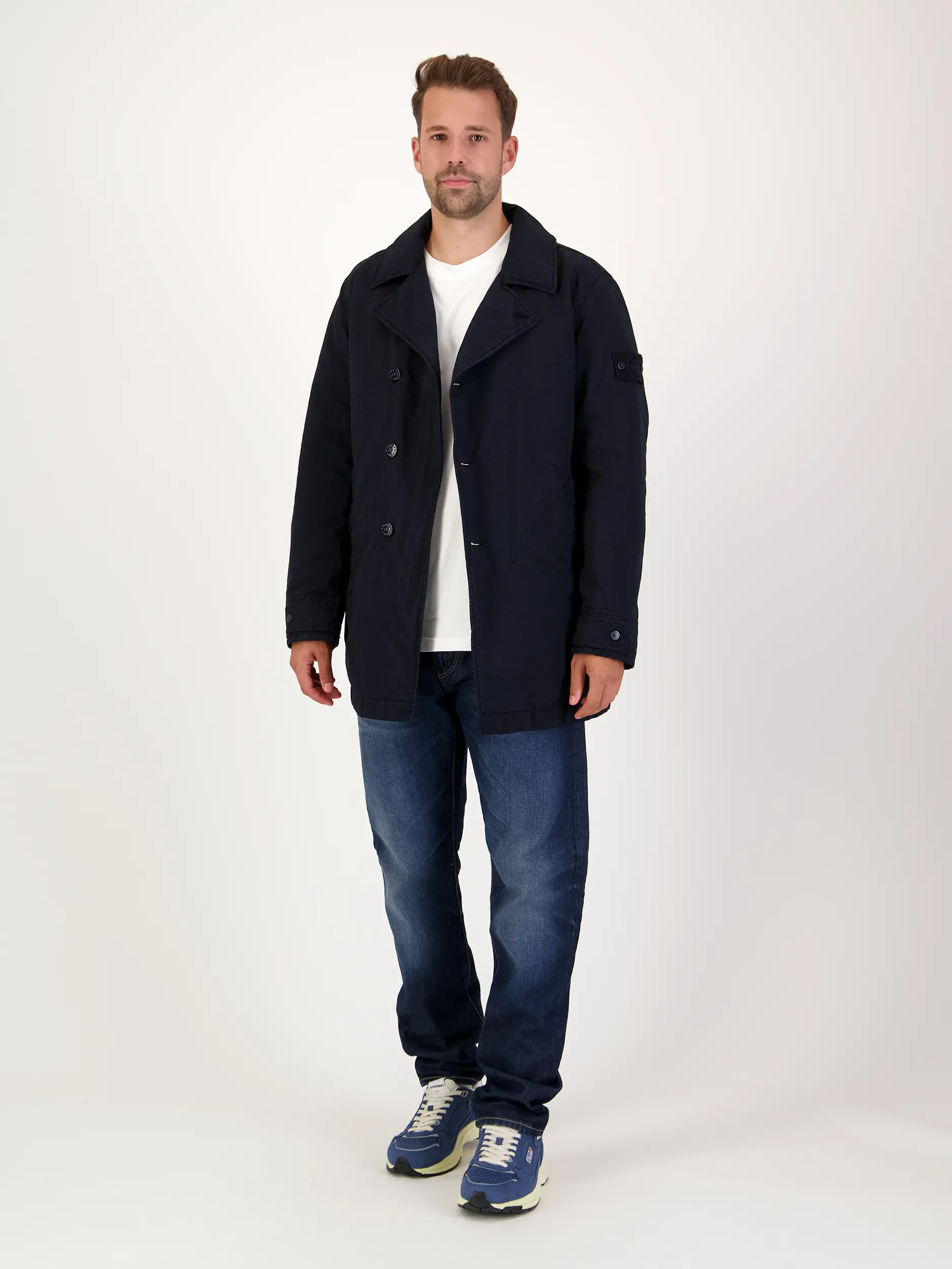 Ghost Piece Kurzmantel - Artikel Teil eines Outfits getragen von einem Modell - Farbe: Blau
