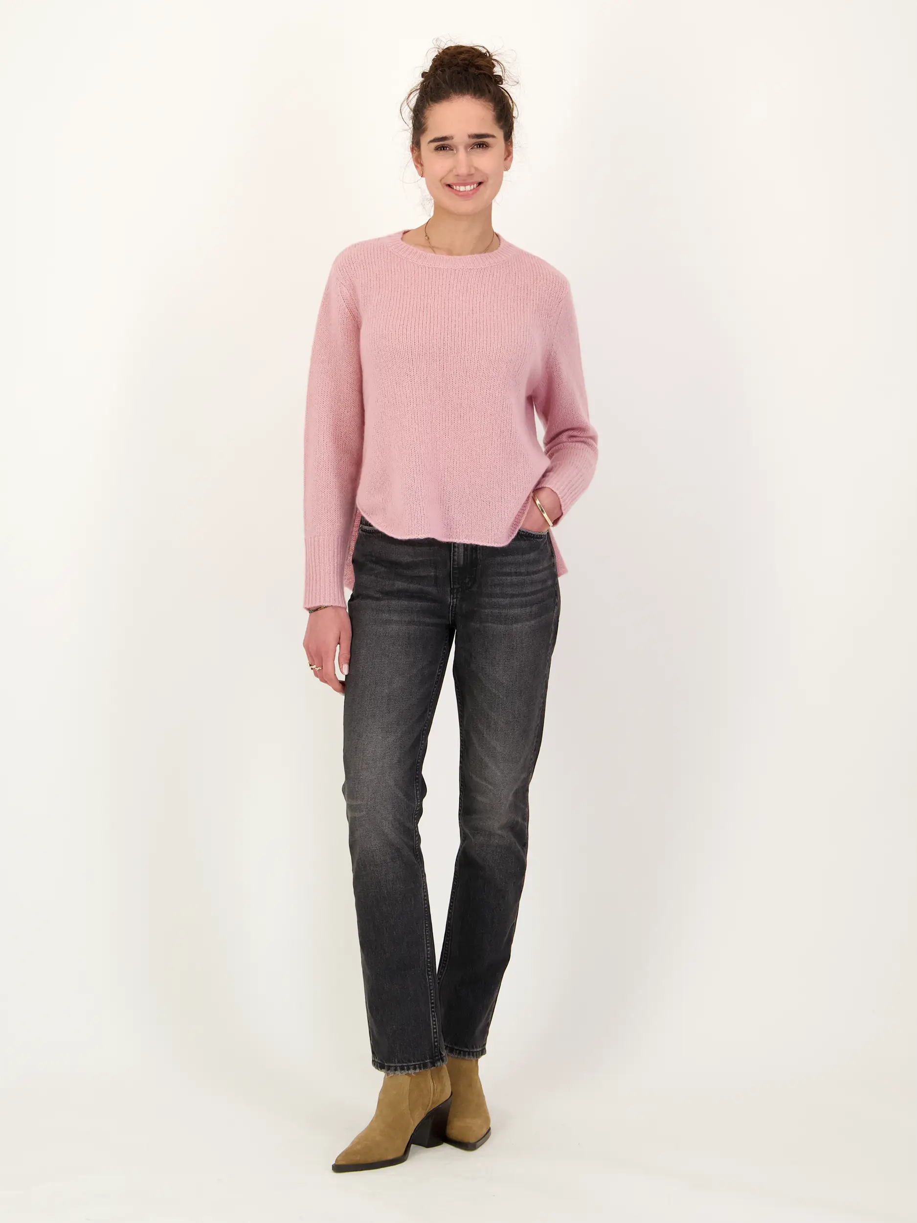 Pullover 'Maicon' aus Kaschmir Seide Mix - Artikel Teil eines Outfits getragen von einem Modell - Farbe: Rosa&Pink