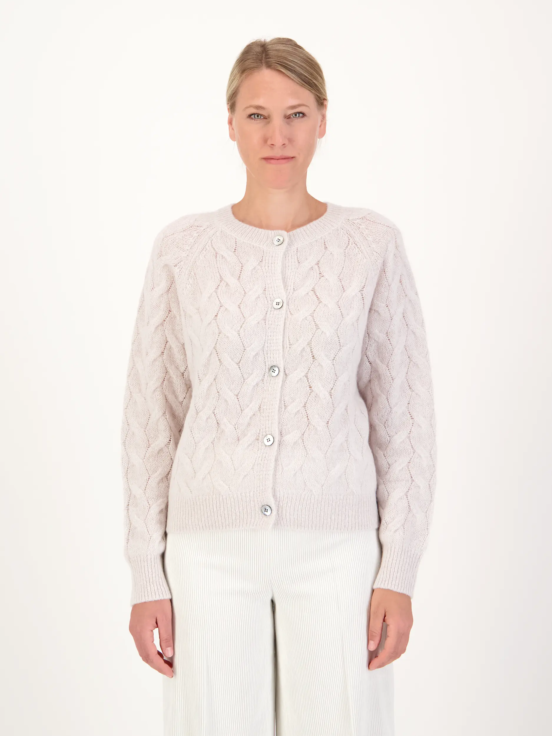 Strickjacke aus Kaschmir - Artikel Vorderseite getragen von einem Modell - Farbe: Beige