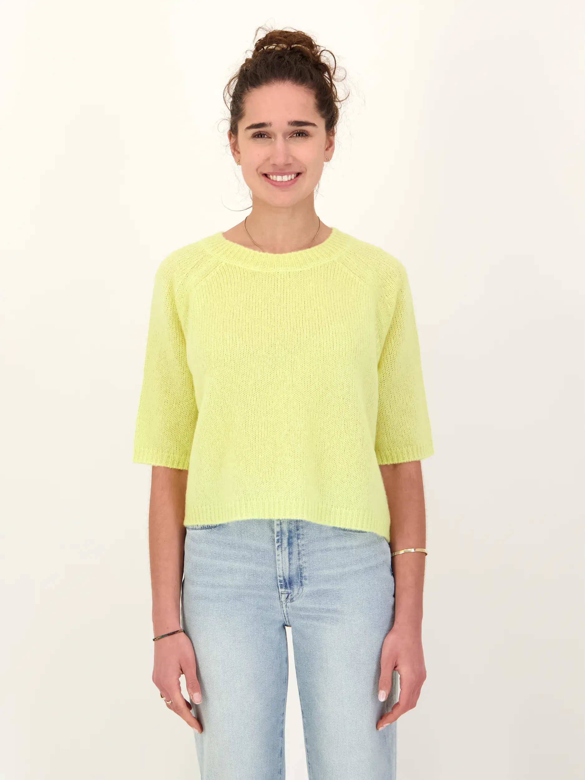 Pullover 'Shii' aus Kaschmir Seide Mix - Artikel Vorderseite getragen von einem Modell - Farbe: Gelb