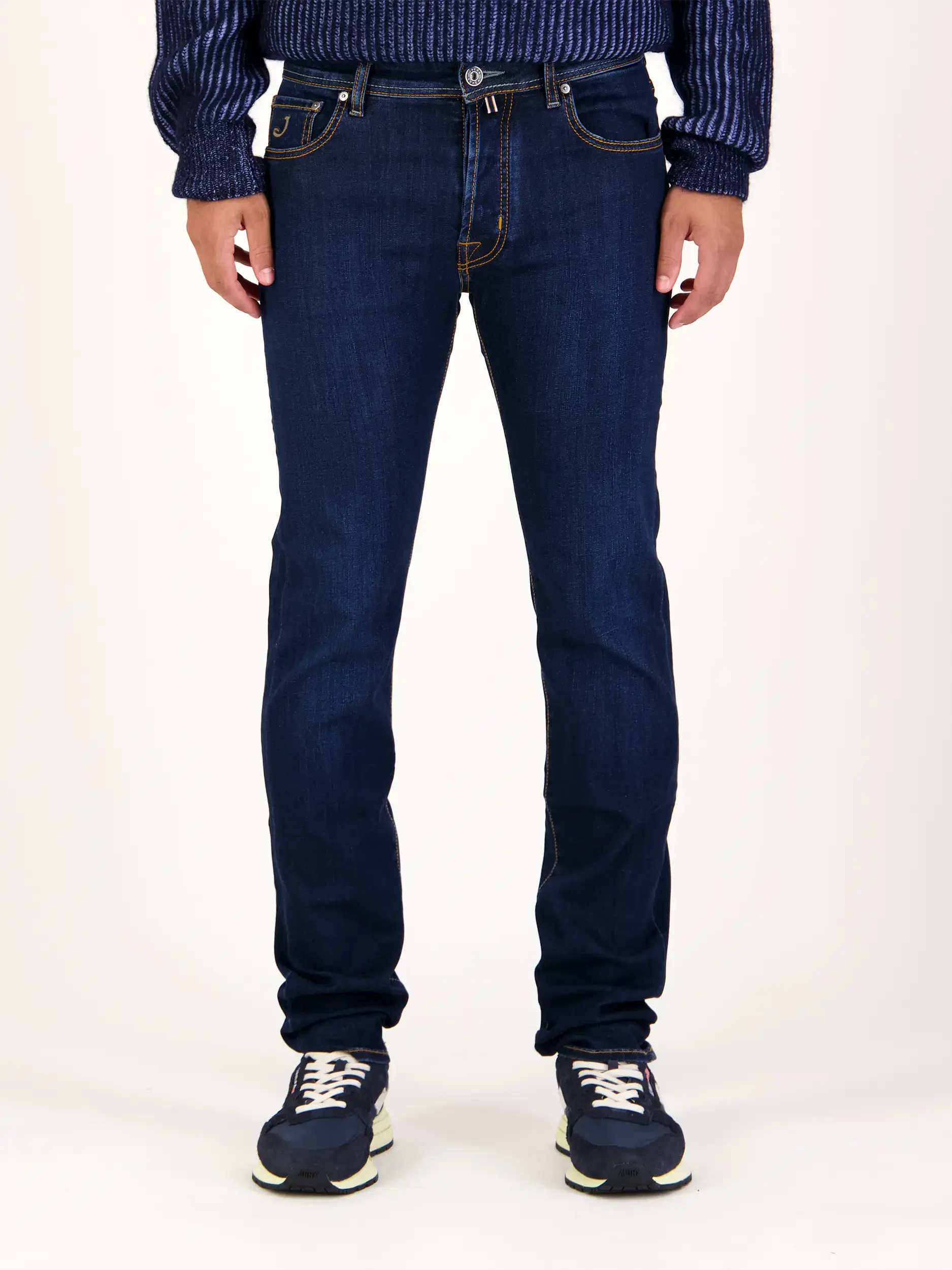 Mid Rise Slim Fit Jeans 'Bard'  - Artikel Vorderseite getragen von einem Modell - Farbe: Blau