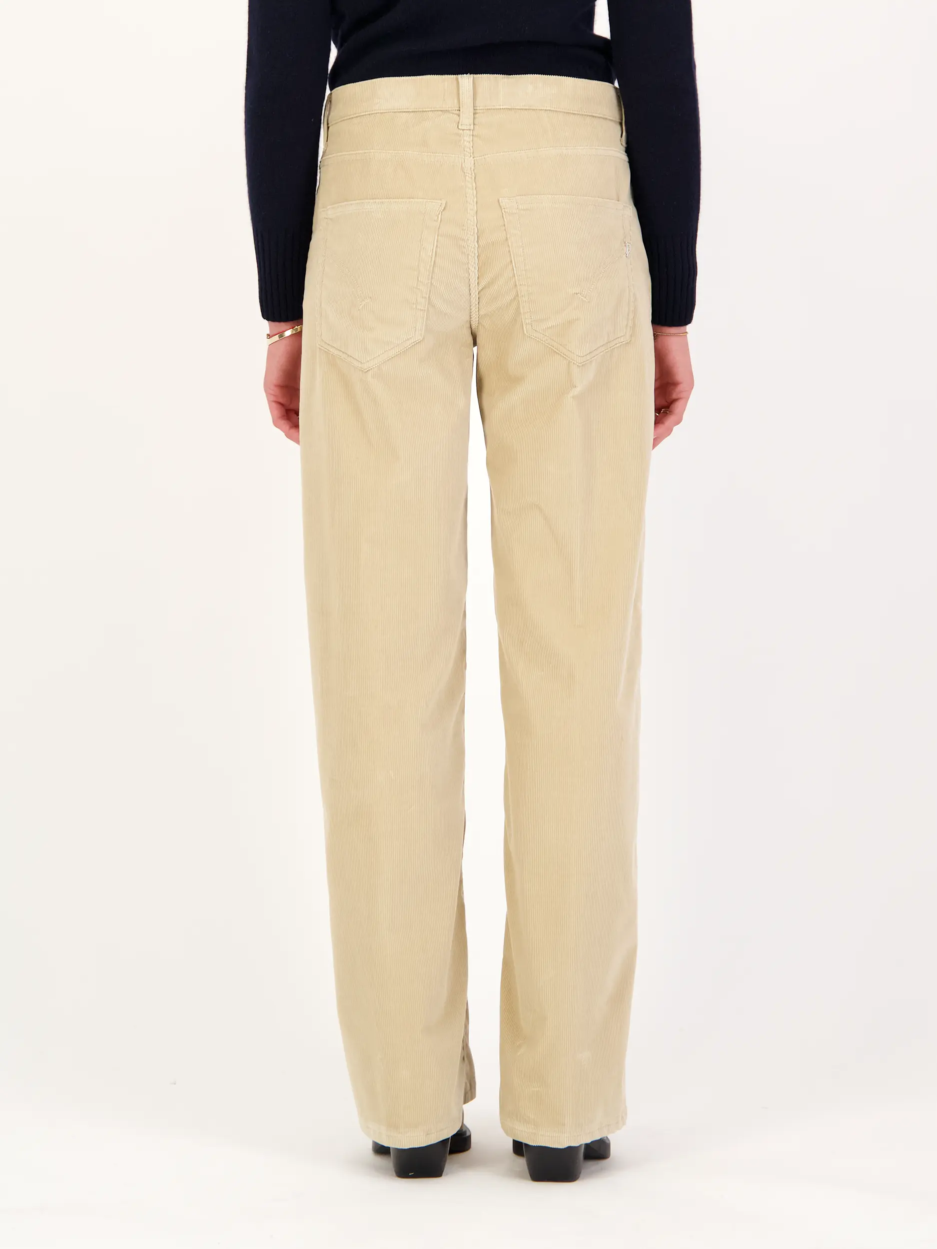 Cordhose 'Jacklyn' - Artikel Rückseite getragen von einem Modell - Farbe: Beige