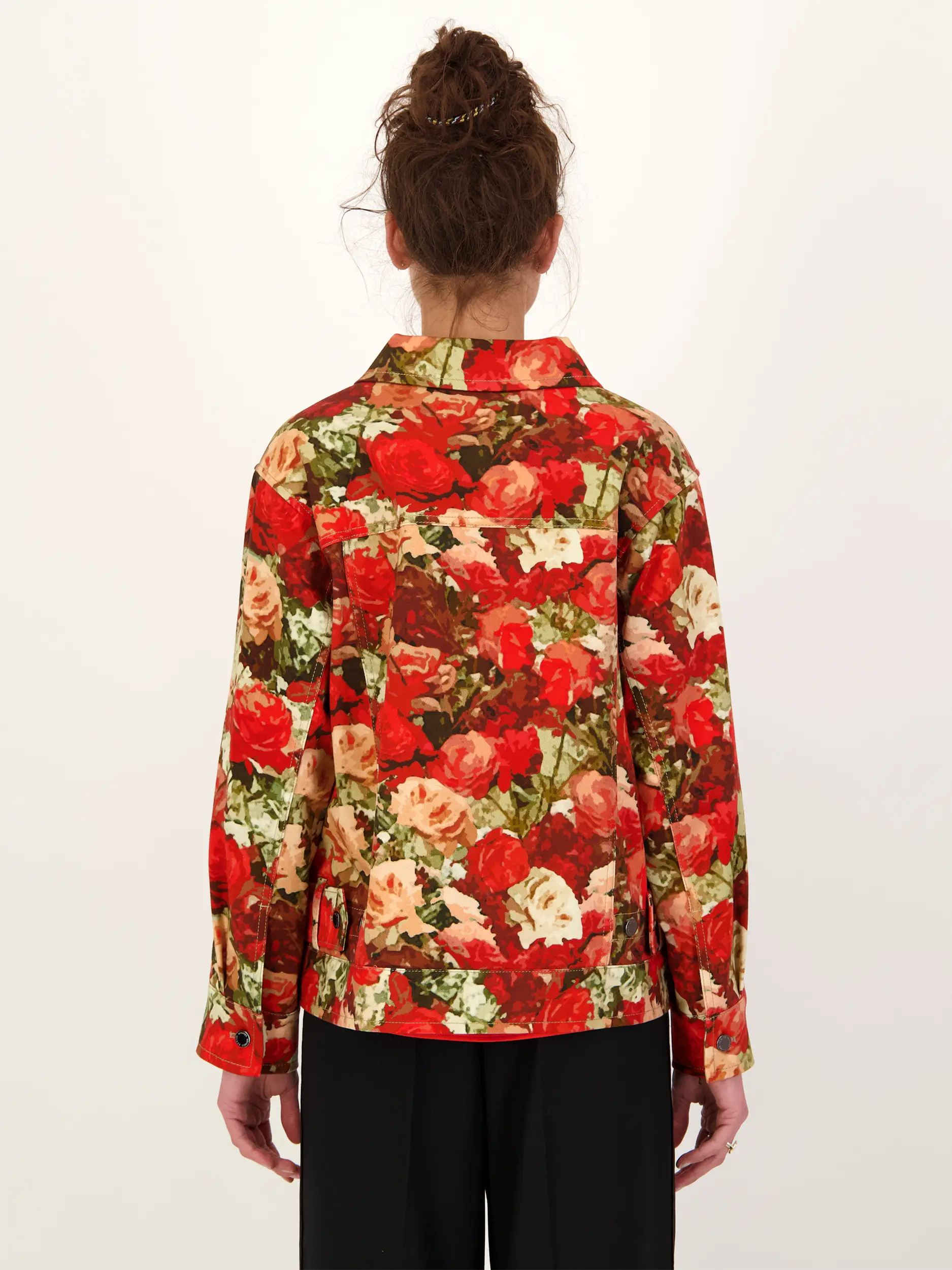 Geblümte Jeansjacke 'Jaclyn' - Artikel Rückseite getragen von einem Modell - Farbe: Rot