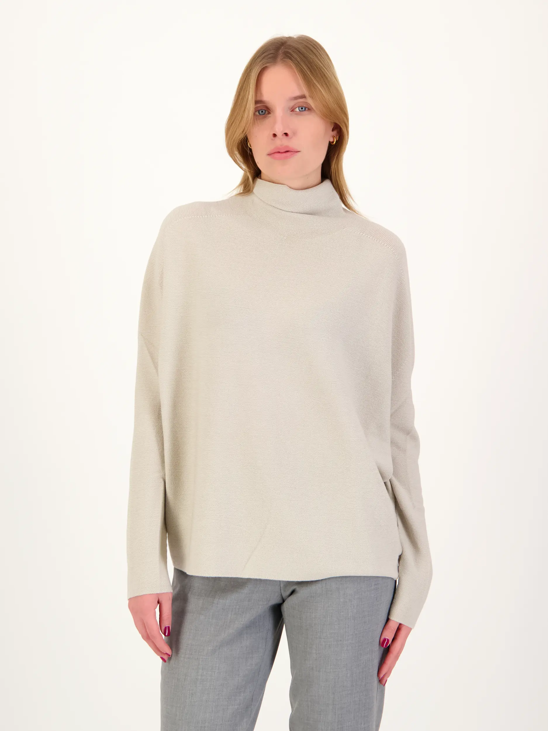 Pullover 'Liora' aus Wolle langarm - Artikel Vorderseite getragen von einem Modell - Farbe: Beige