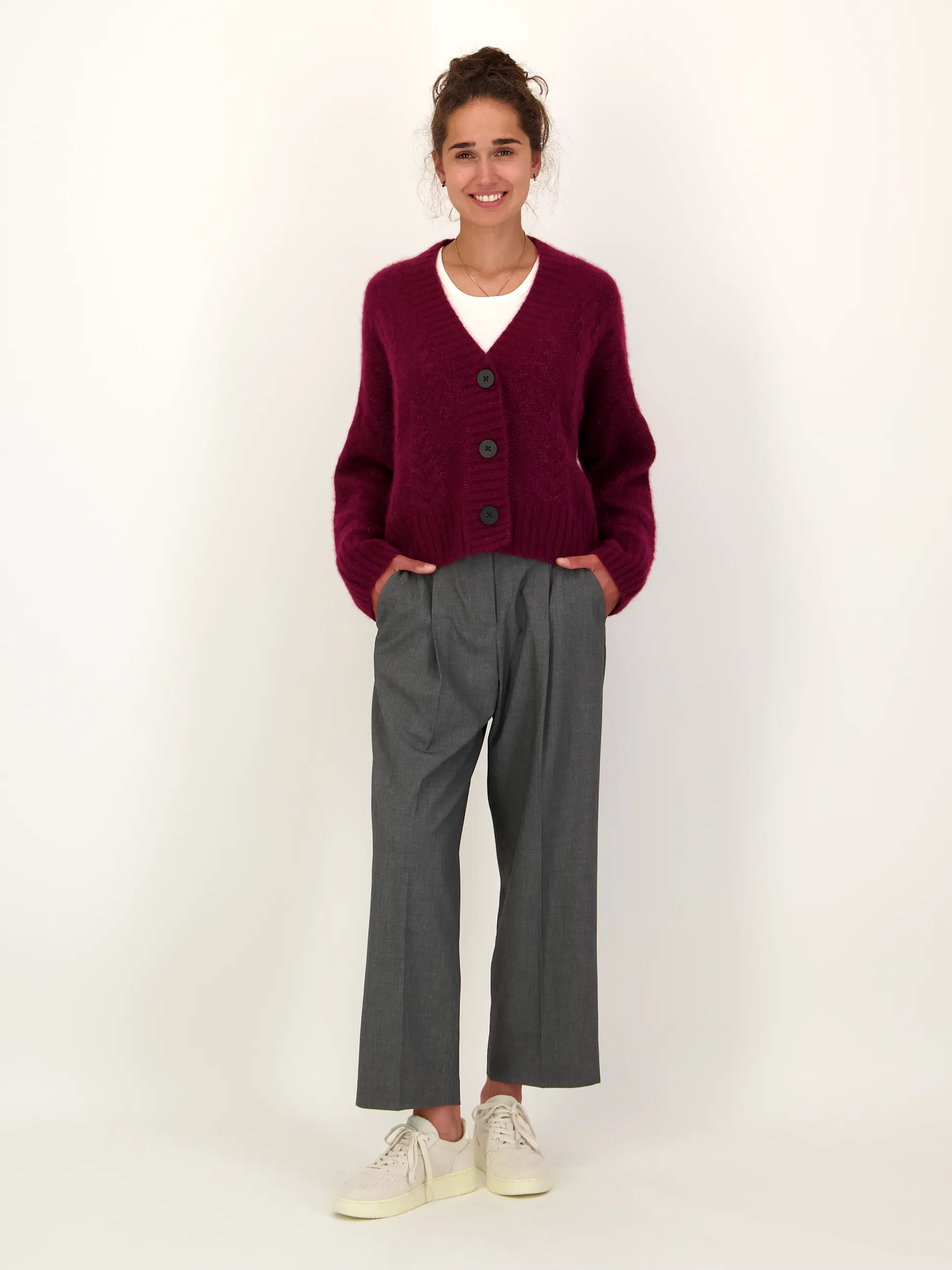 Strickjacke 'Bodnant' aus Kaschmir - Artikel Teil eines Outfits getragen von einem Modell