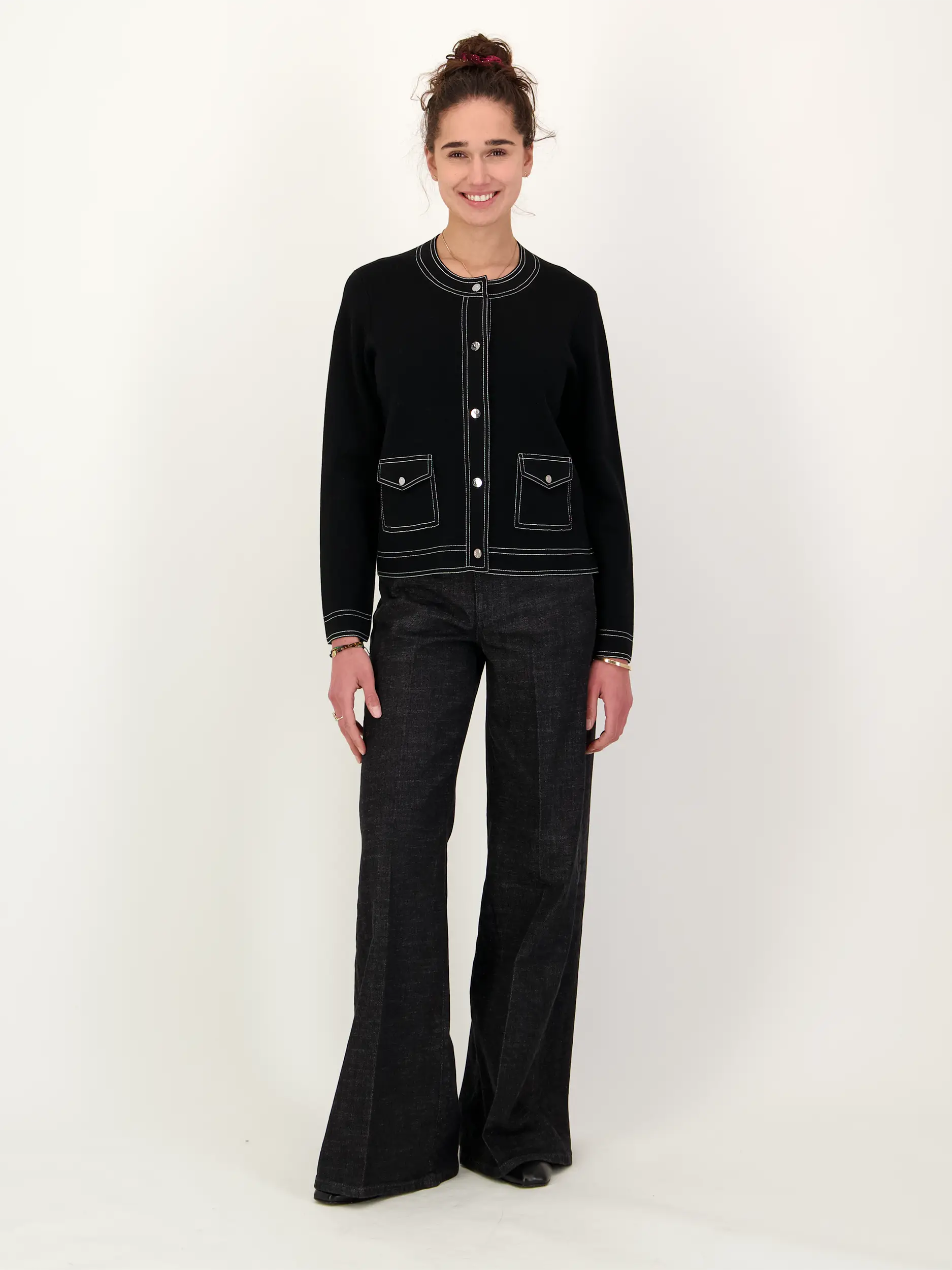 Strickjacke aus Wolle - Artikel Teil eines Outfits getragen von einem Modell - Farbe: Schwarz