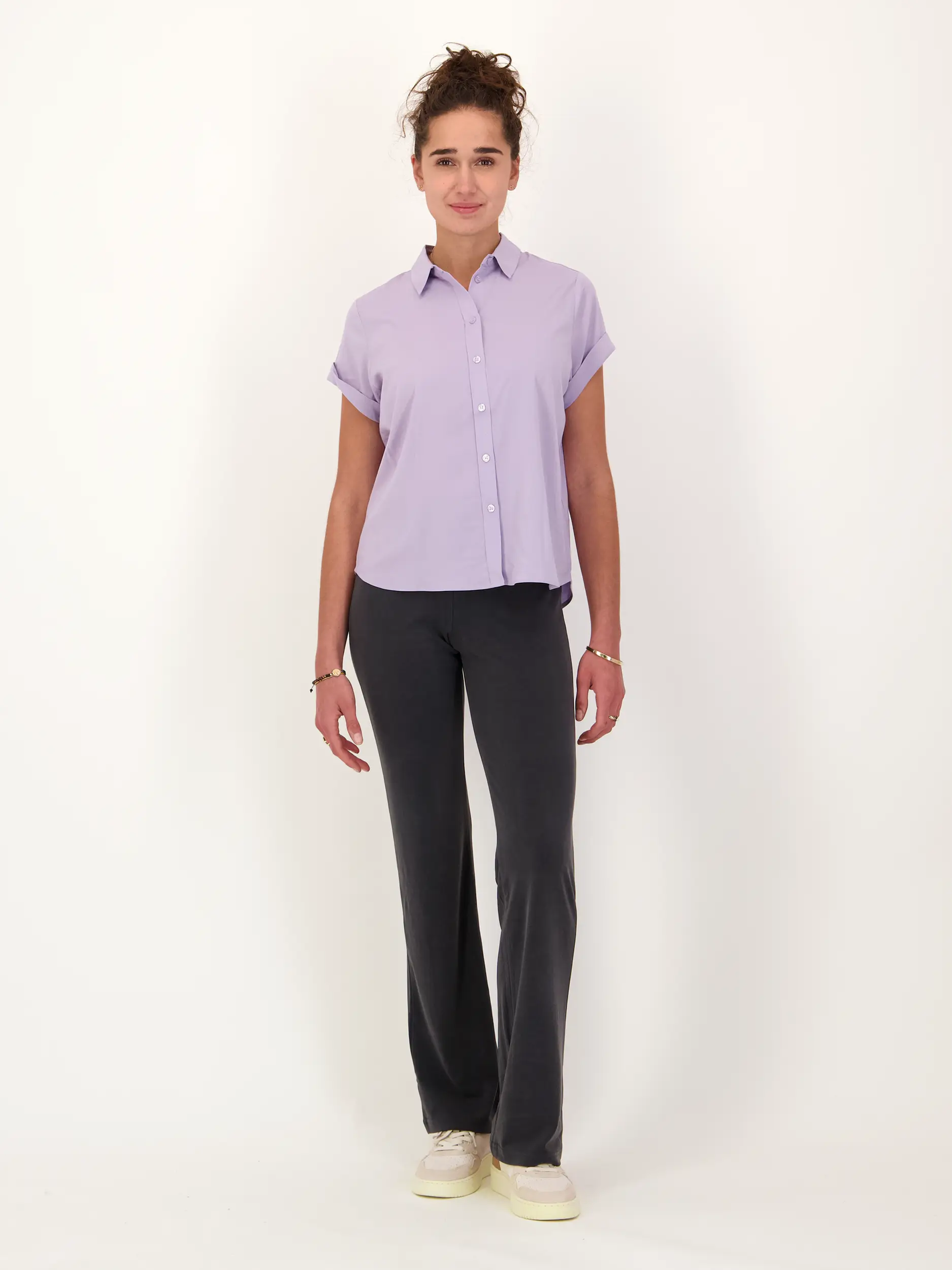 Hose 'Sasus' - Artikel Teil eines Outfits getragen von einem Modell - Farbe: Grau