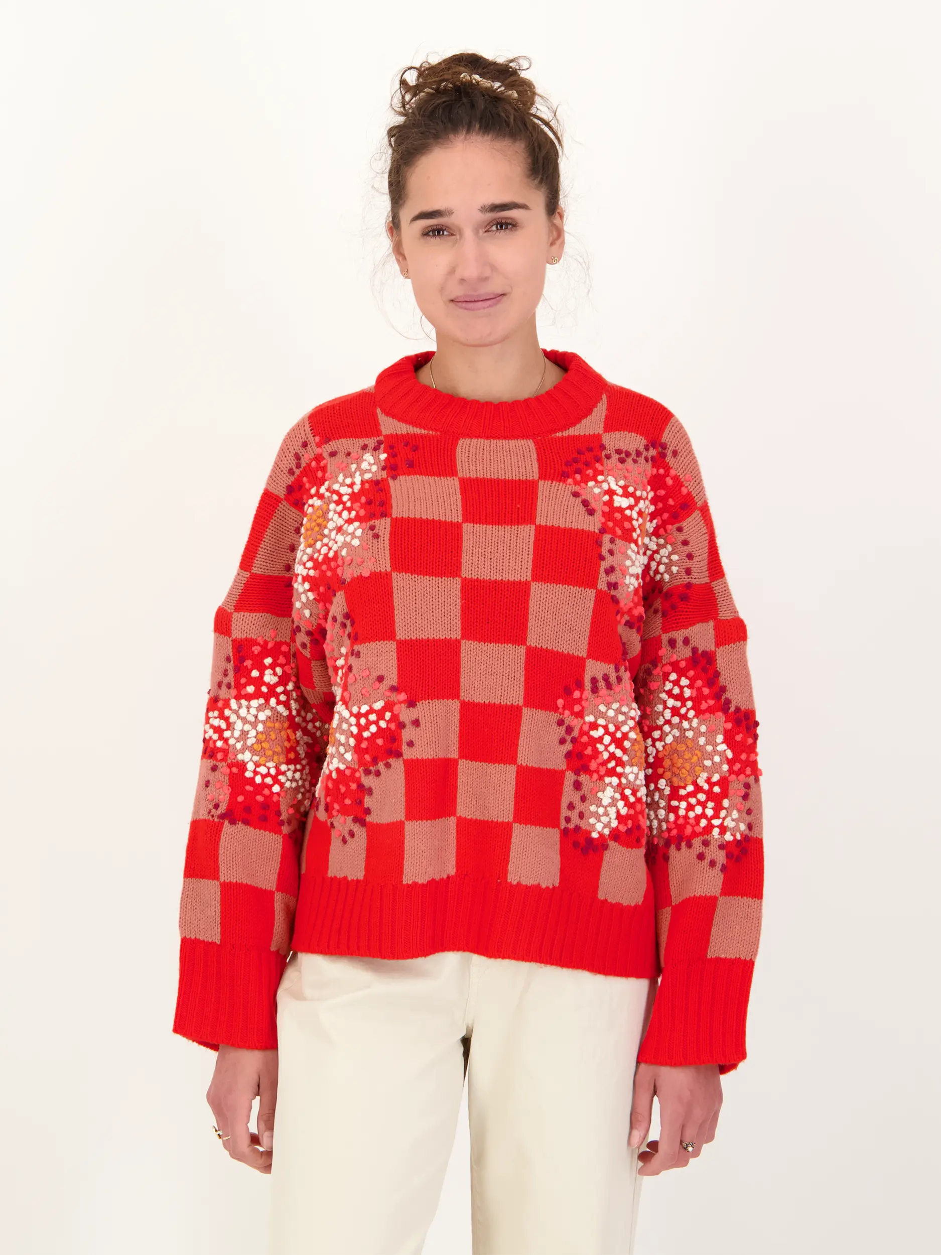 Gemusterter Pullover 'Inter' aus Wolle langarm - Artikel Vorderseite getragen von einem Modell - Farbe: Rot