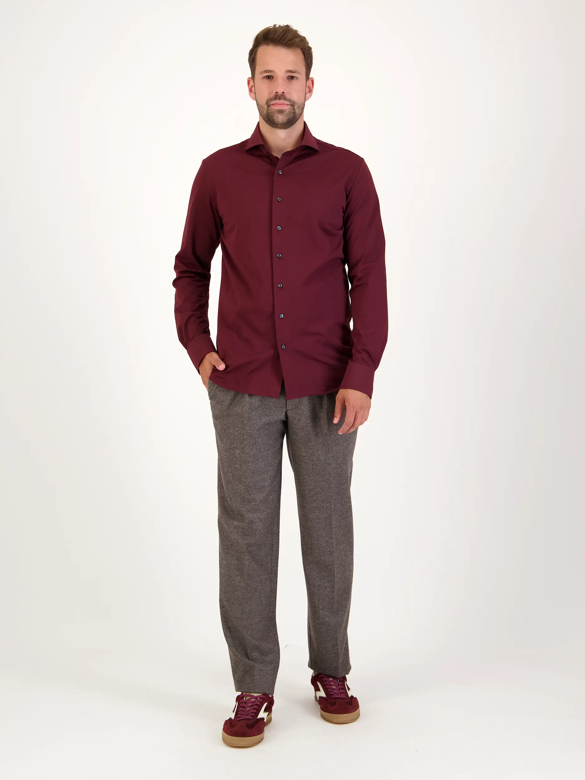 Bundfaltenhose aus Woll-Mix - Artikel Teil eines Outfits getragen von einem Modell - Farbe: Braun