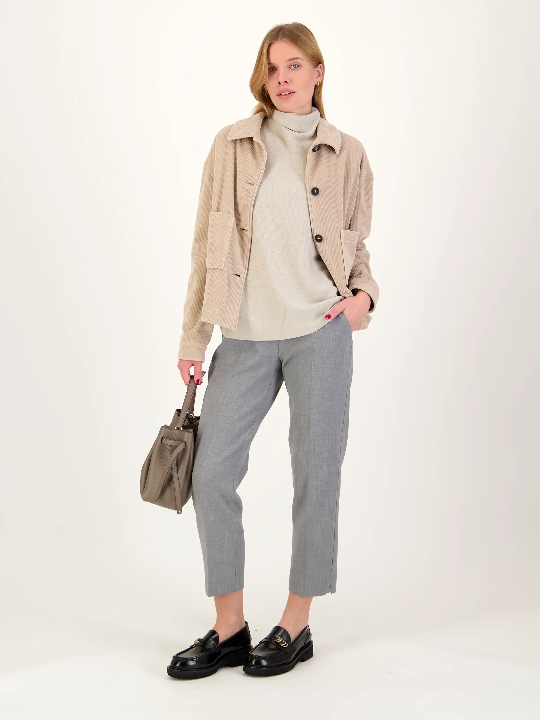 Pullover 'Liora' aus Wolle langarm - Artikel Teil eines Outfits getragen von einem Modell - Farbe: Beige