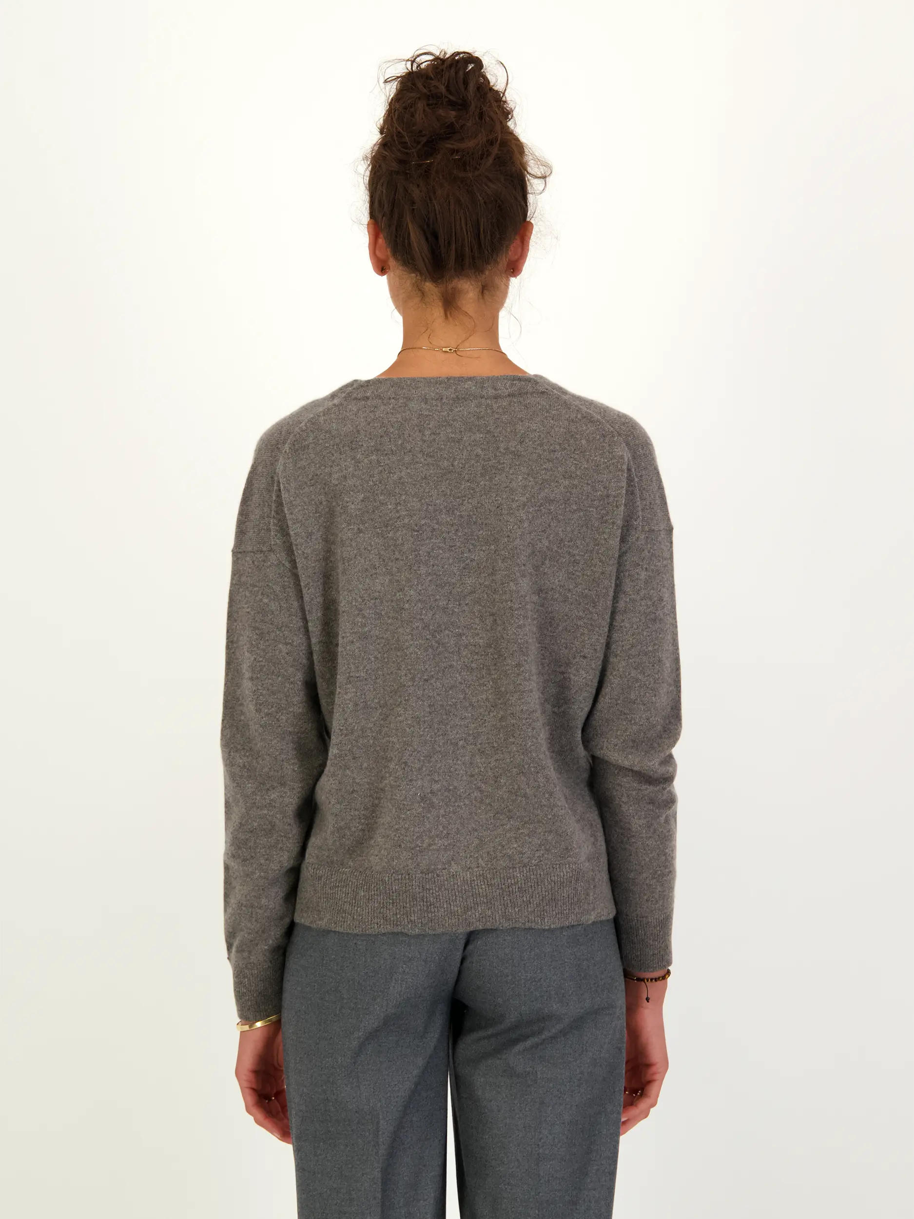 Strickjacke aus Kaschmir - Artikel Rückseite getragen von einem Modell - Farbe: Grau