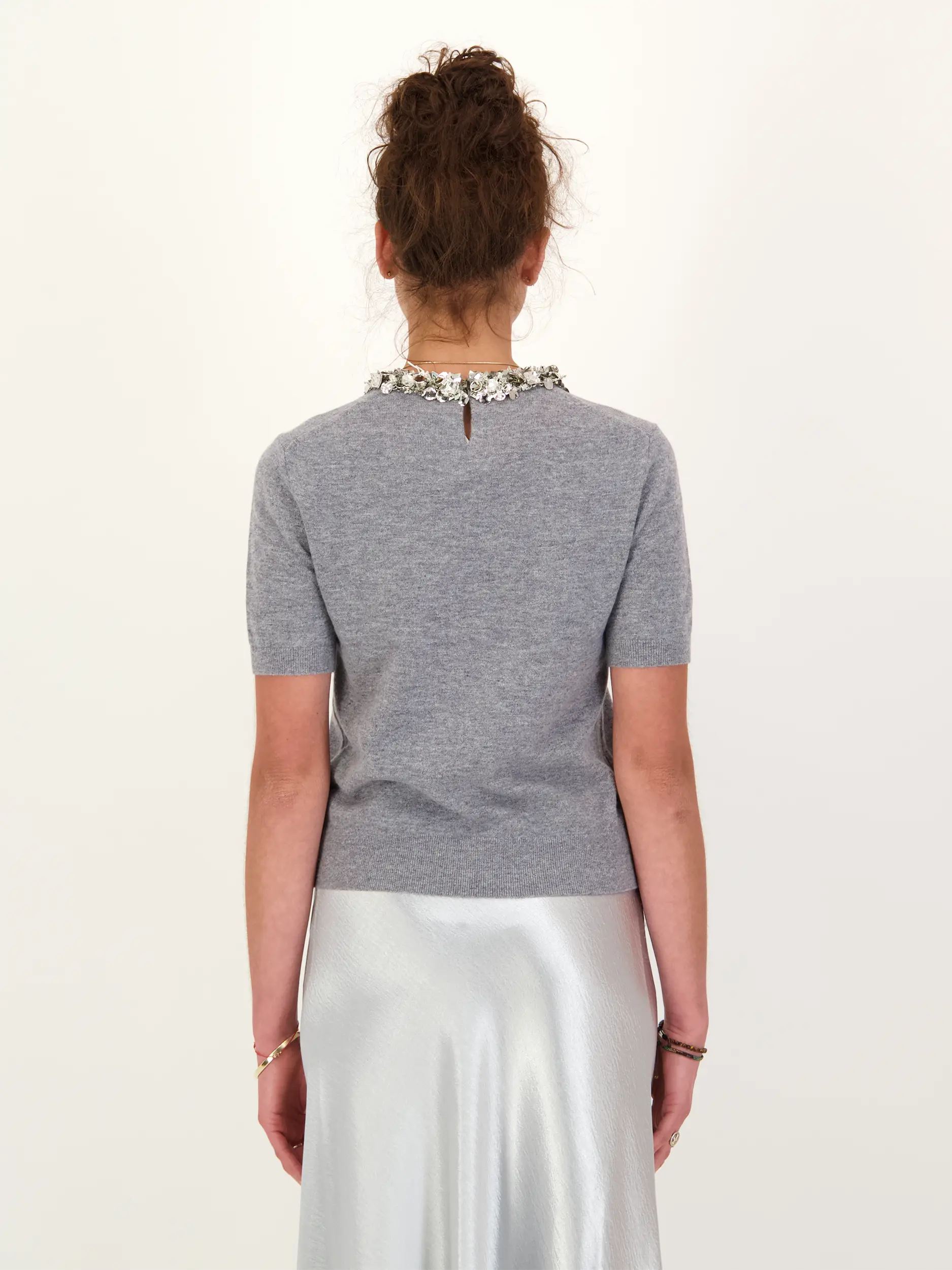 Pullover aus Wolle mit Glitzer kurzarm - Artikel Rückseite getragen von einem Modell - Farbe: Grau