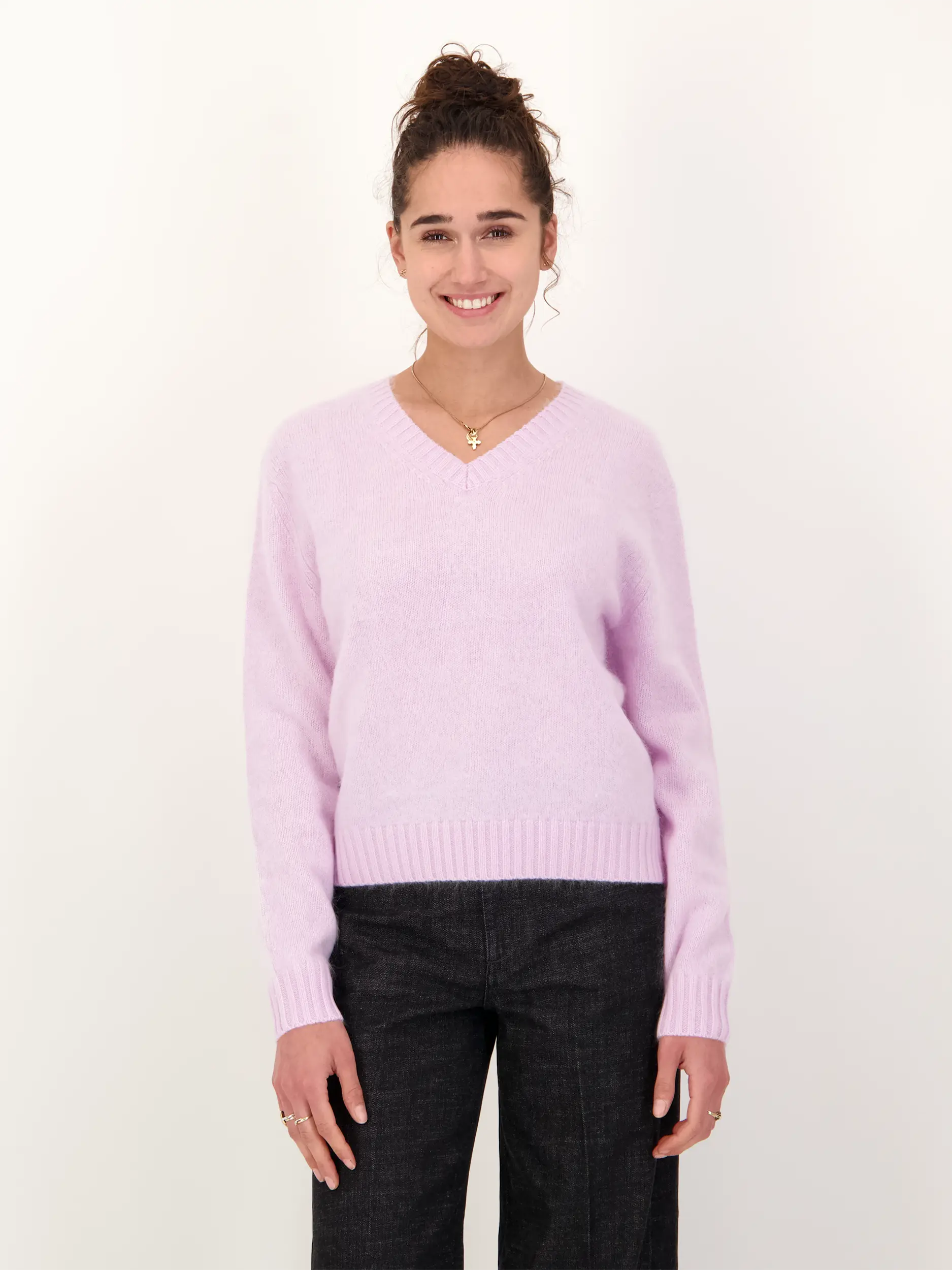 Pullover 'Fluffy Statements' aus Wolle langarm - Artikel Vorderseite getragen von einem Modell - Farbe: Rosa&Pink