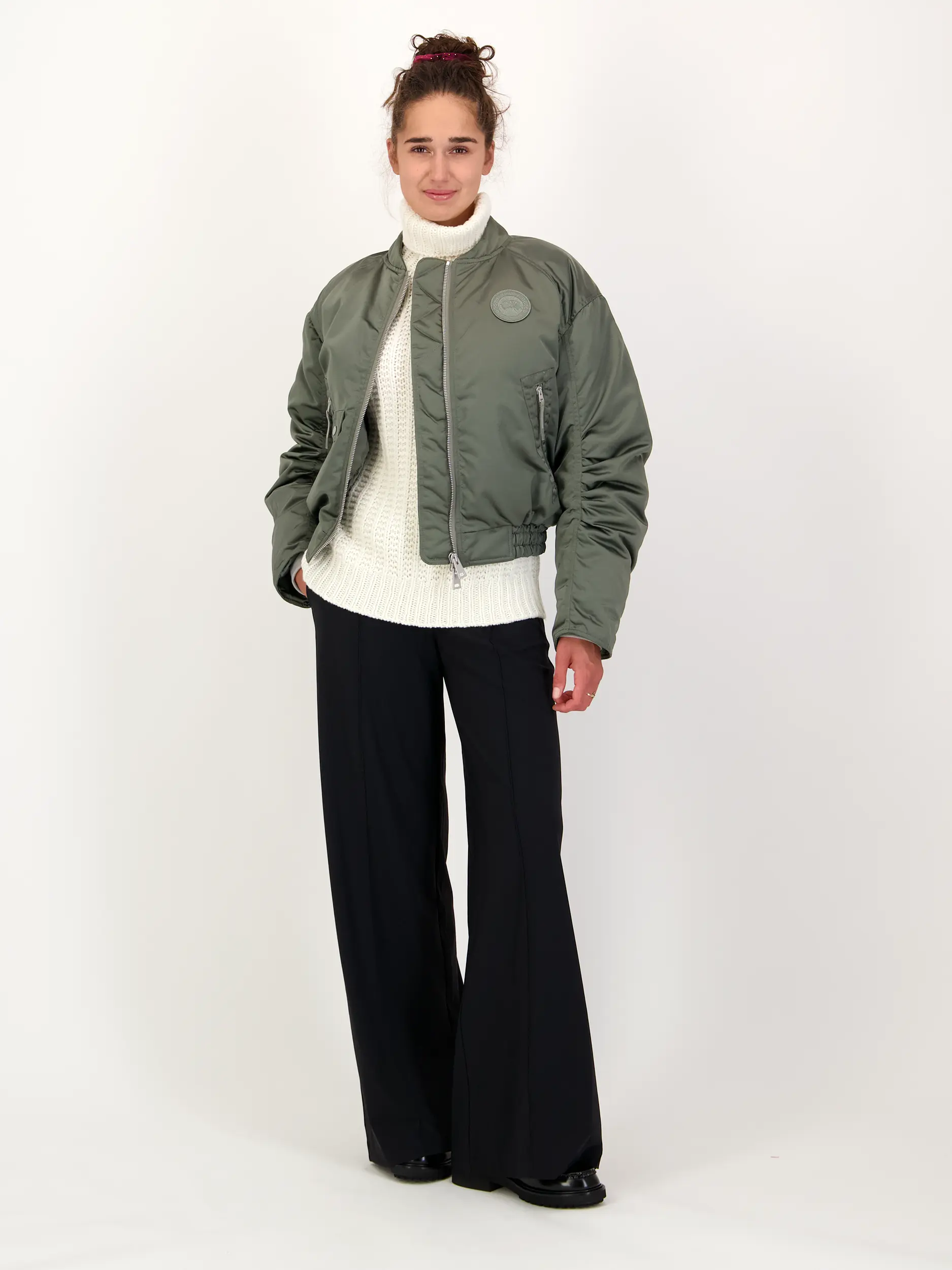 Bomberjacke 'Jade' - Artikel Teil eines Outfits getragen von einem Modell - Farbe: Grün