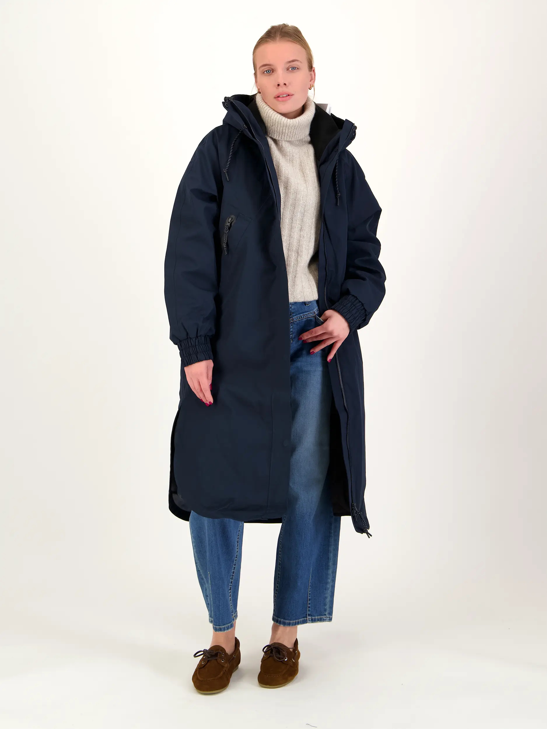Mantel 'Fjolla' - Artikel Teil eines Outfits getragen von einem Modell - Farbe: Blau