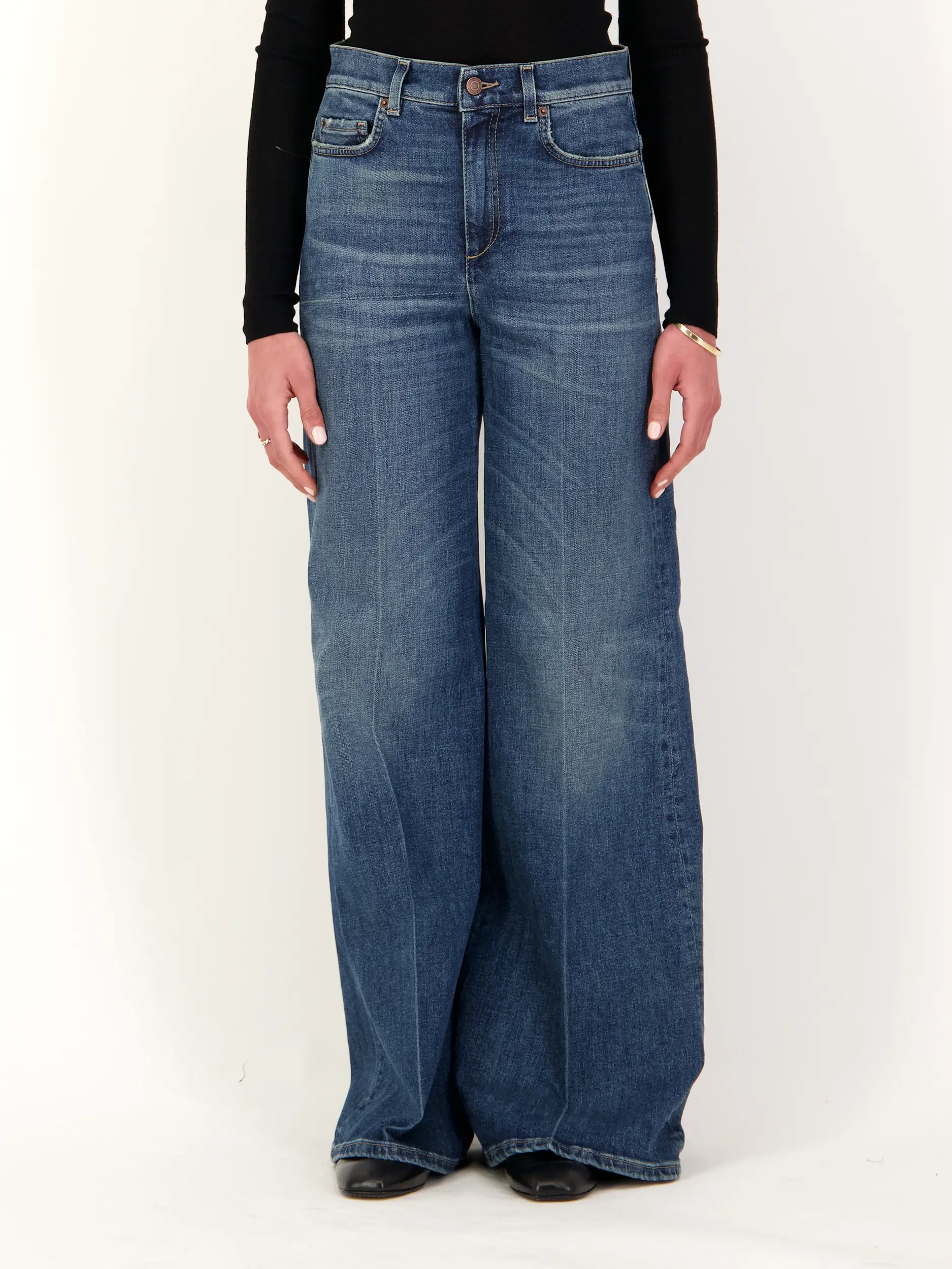 High Rise Flared Leg Jeans 'Blue Jeans Baby' - Artikel Vorderseite getragen von einem Modell - Farbe: Blau