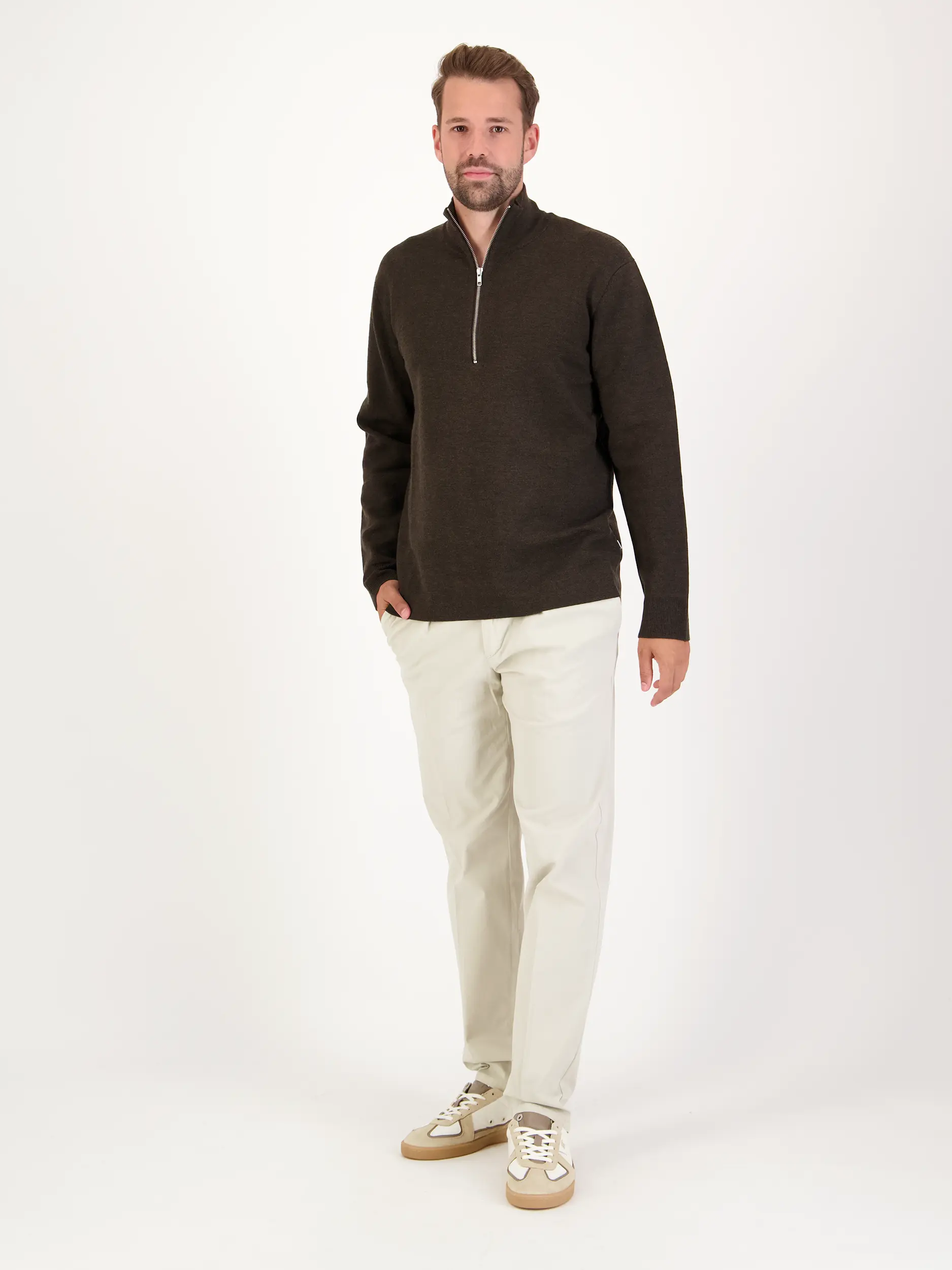 Pullover 'Harald' langarm - Artikel Teil eines Outfits getragen von einem Modell - Farbe: Braun