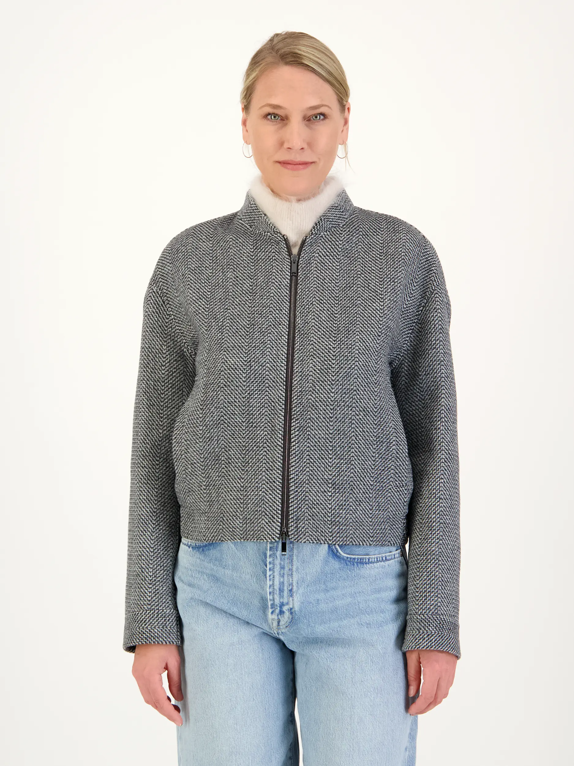 Wolljacke - Artikel Vorderseite getragen von einem Modell - Farbe: Schwarz