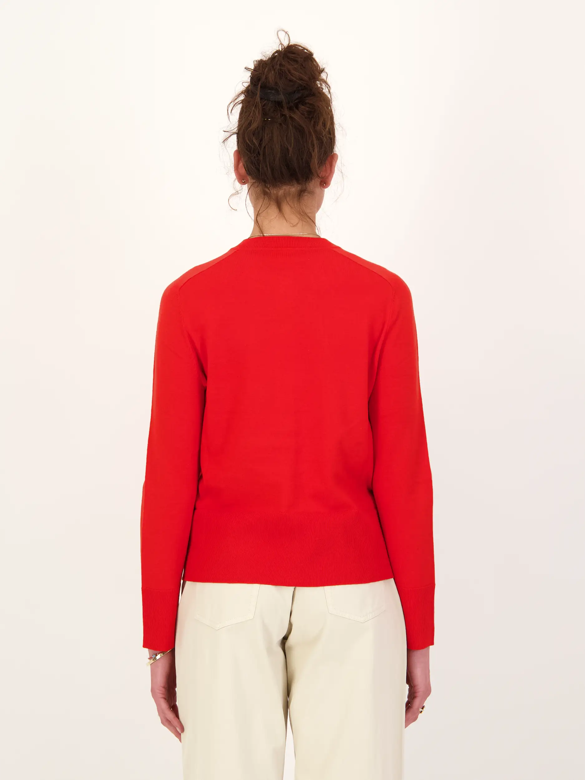 Strickjacke 'Ilma' aus Wolle  - Artikel Rückseite getragen von einem Modell - Farbe: Rot