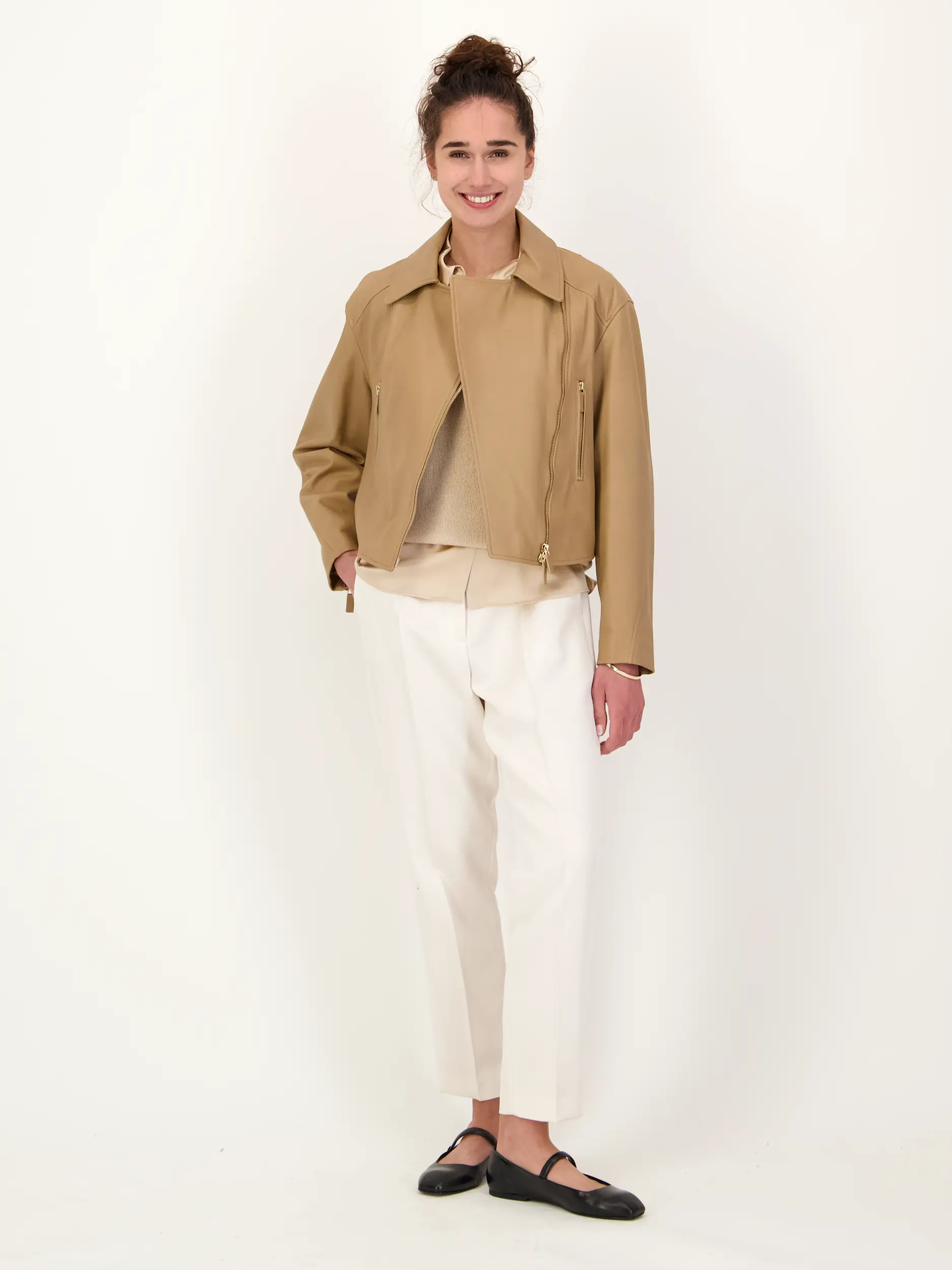 Lederjacke - Artikel Teil eines Outfits getragen von einem Modell - Farbe: Braun