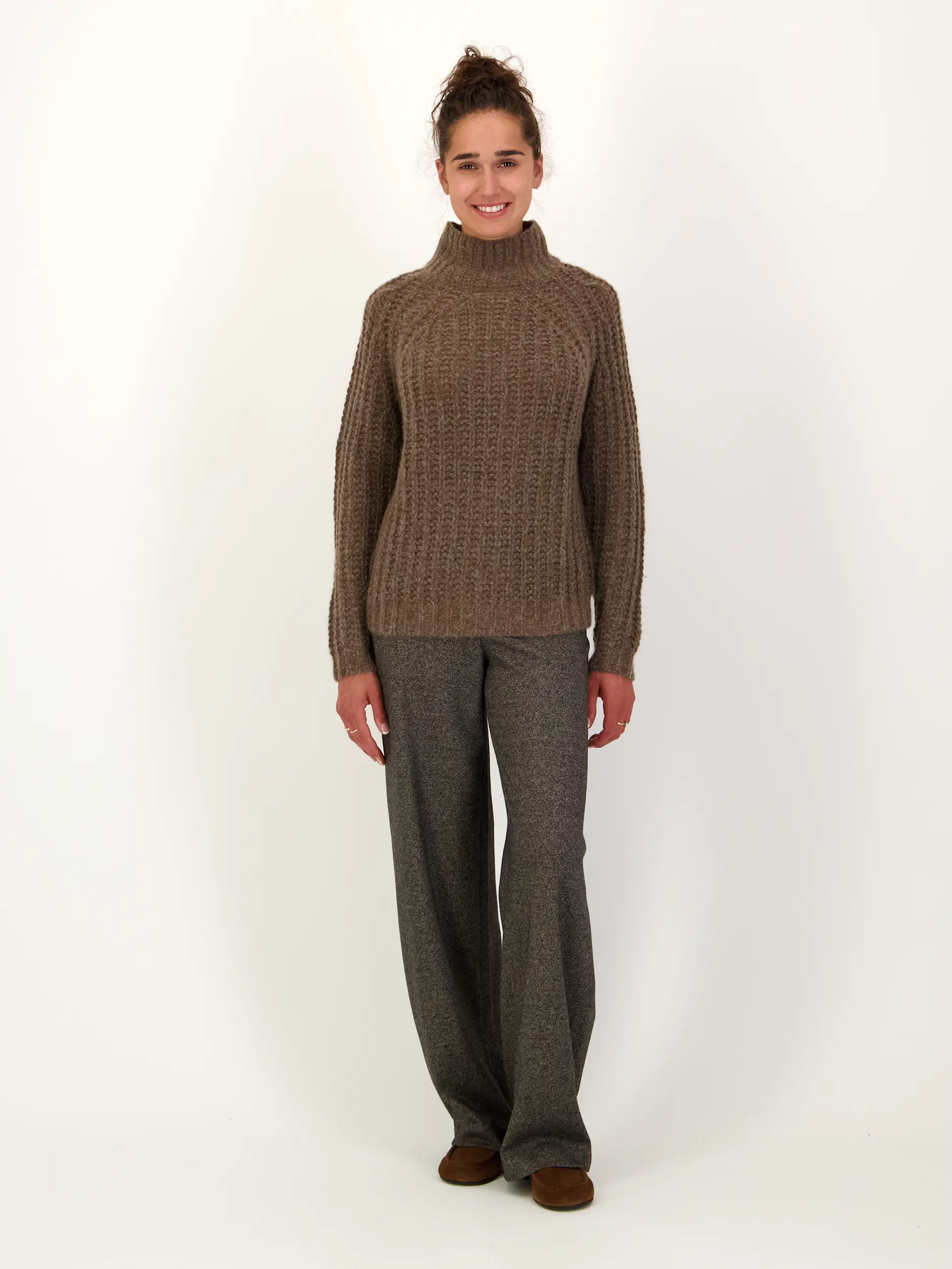 Pullover aus Kaschmir-Mix langarm - Artikel Teil eines Outfits getragen von einem Modell - Farbe: Braun