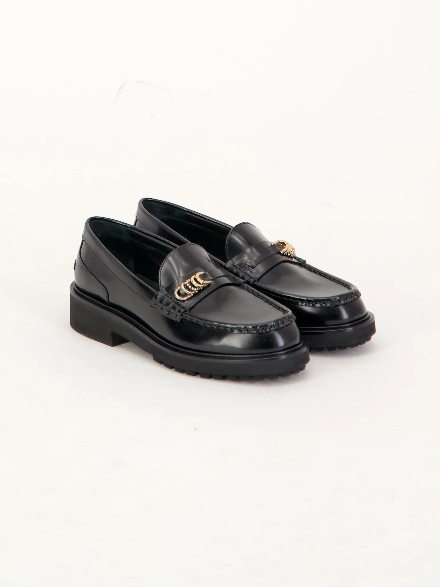 Loafer 'Subtle Shine' aus Glattleder - Artikel Teil eines Outfits getragen von einem Modell - Farbe: Schwarz