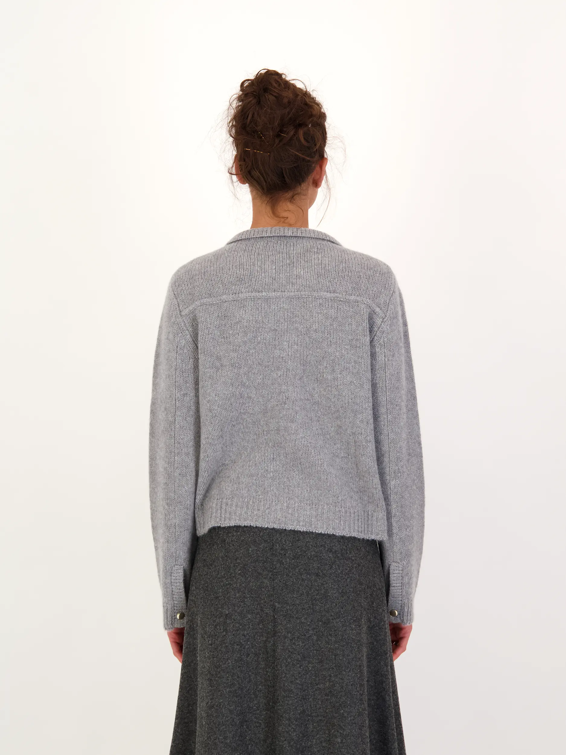 Strickjacke aus Kaschmir - Artikel Rückseite getragen von einem Modell - Farbe: Grau