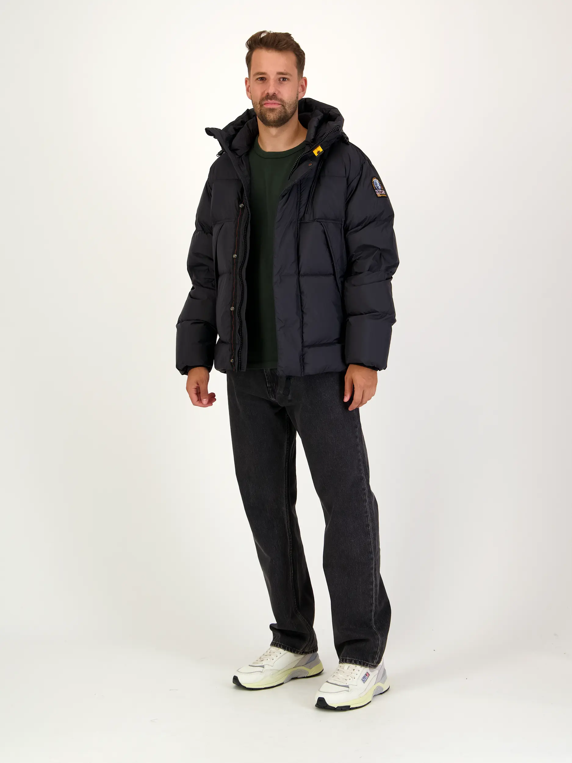 Wasserabweisende Daunenjacke 'Cloud' - Artikel Teil eines Outfits getragen von einem Modell - Farbe: Schwarz