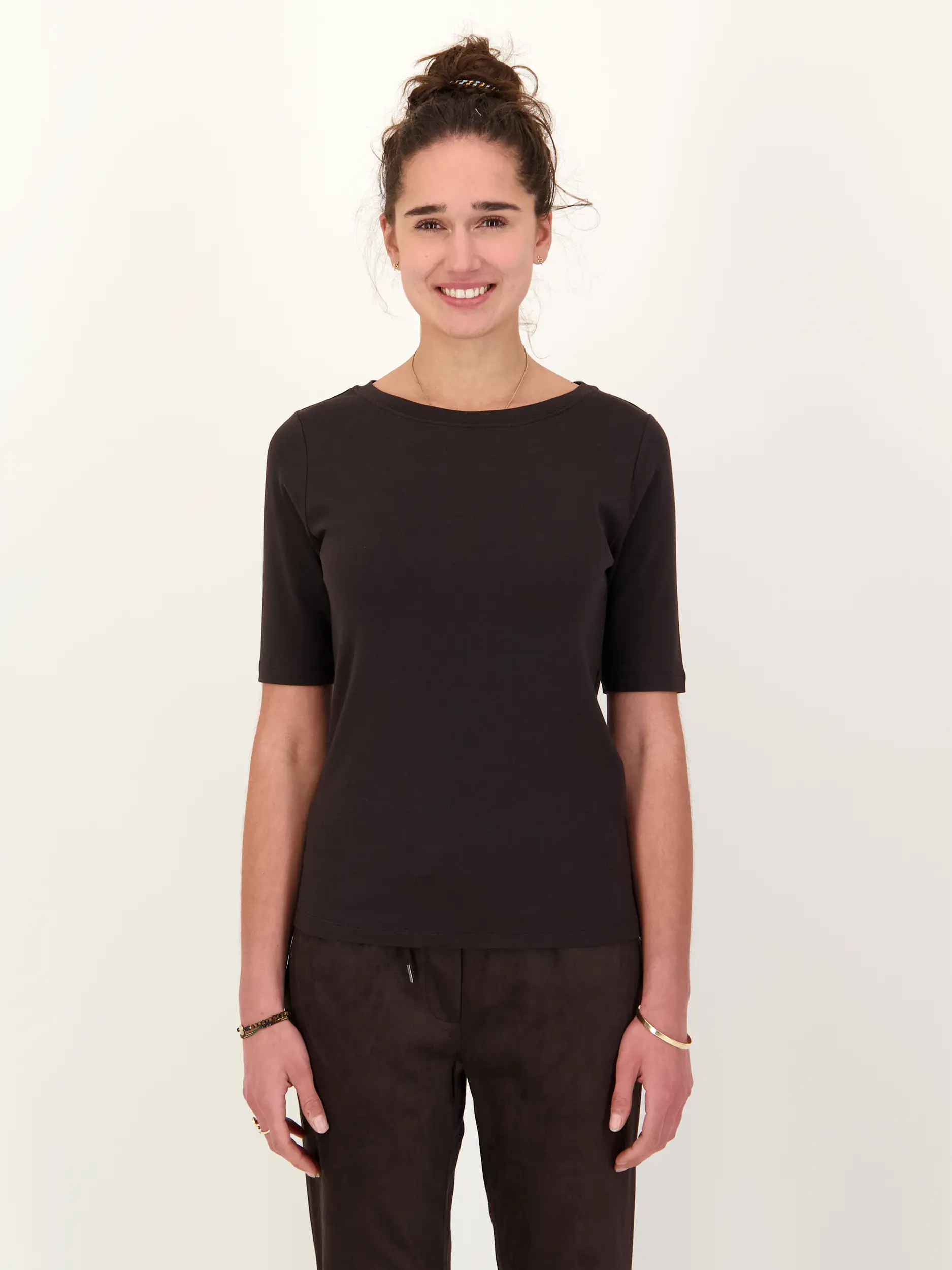 T-Shirt 'Jette'  - Artikel Vorderseite getragen von einem Modell - Farbe: Braun