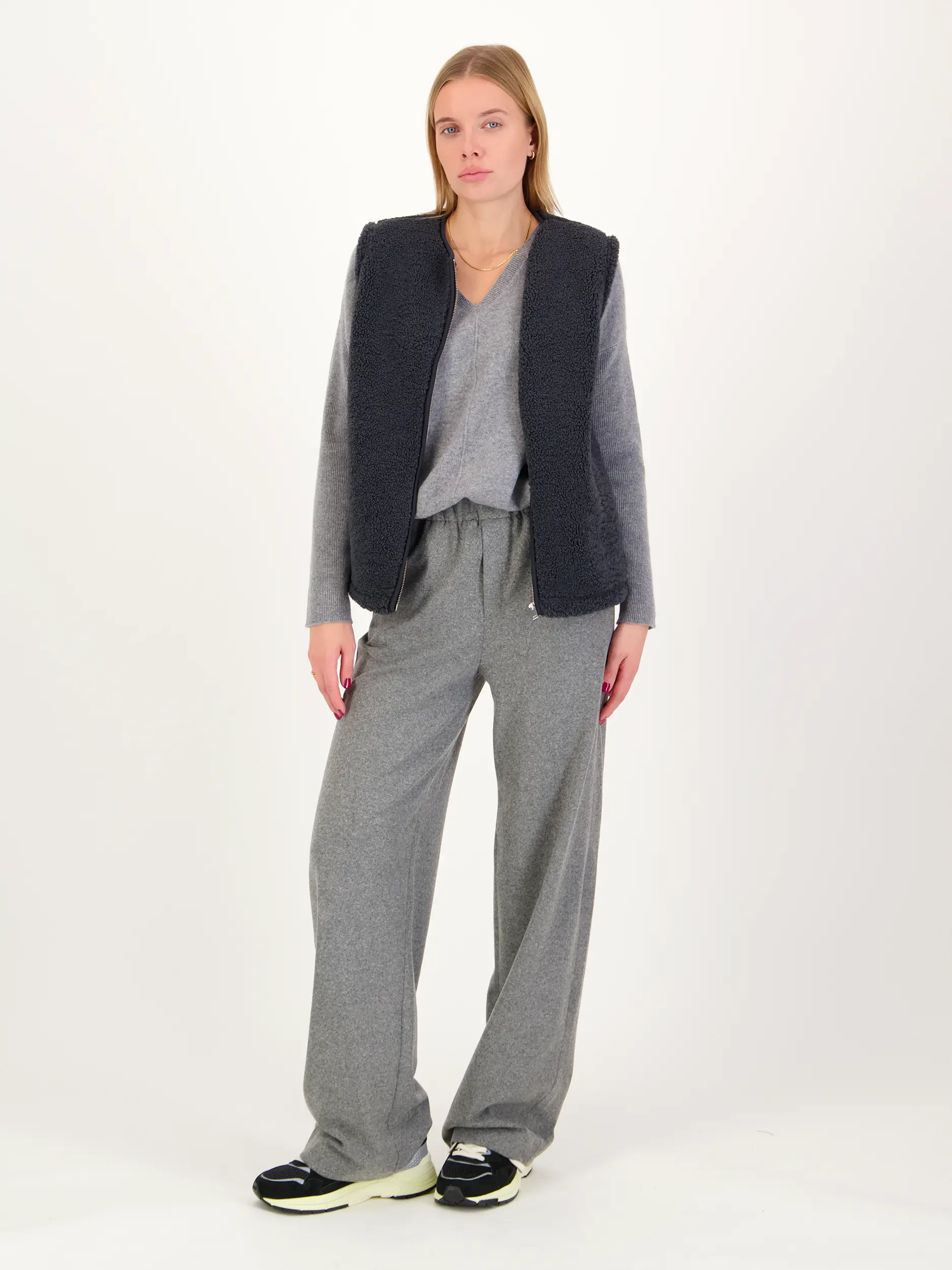 Pullover aus Kaschmir langarm - Artikel Teil eines Outfits getragen von einem Modell - Farbe: Grau