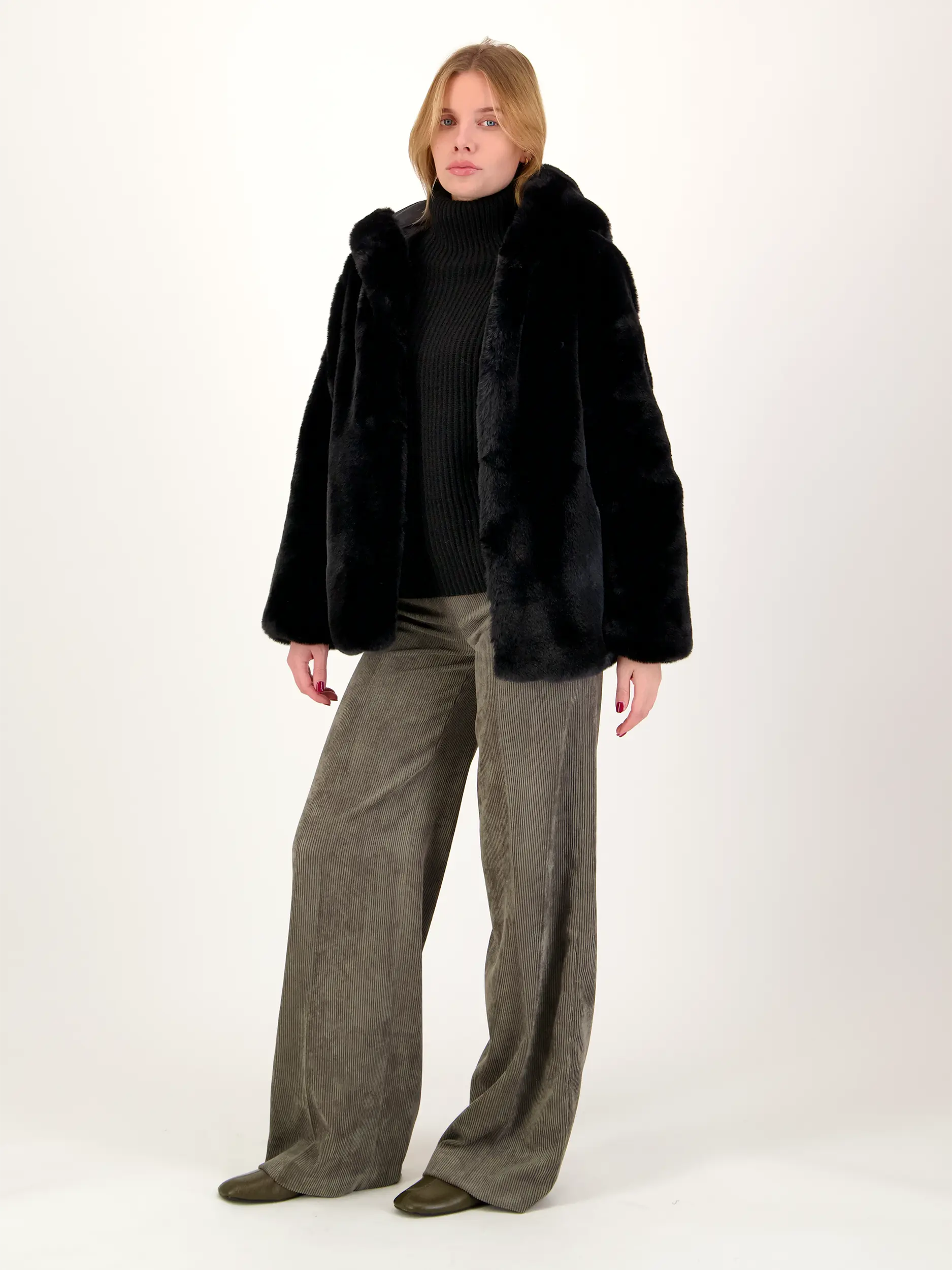 Pullover 'Arwen' aus Wolle - Artikel Teil eines Outfits getragen von einem Modell - Farbe: Schwarz