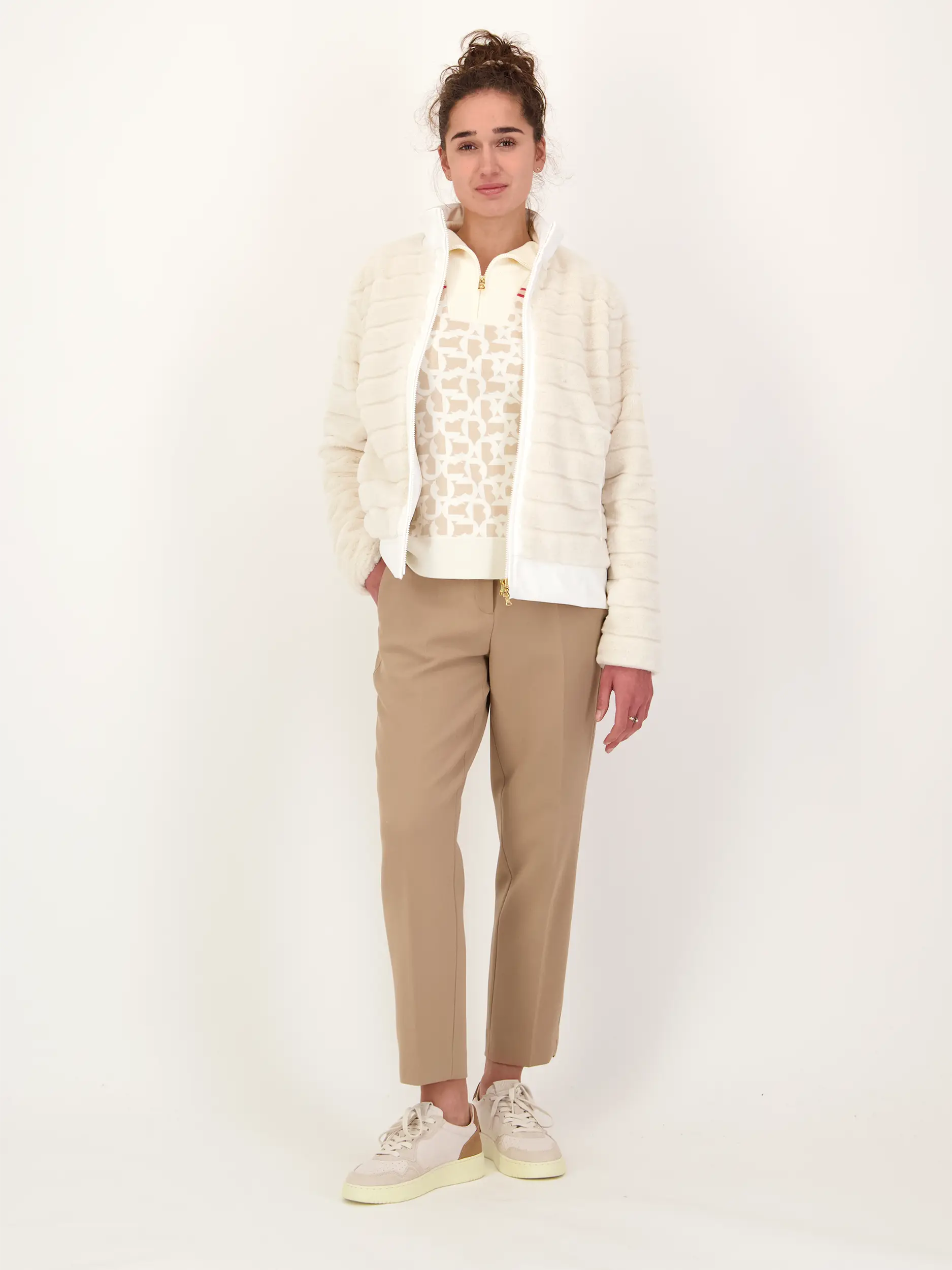 Bundfaltenhose 'Krystal' - Artikel Teil eines Outfits getragen von einem Modell - Farbe: Beige