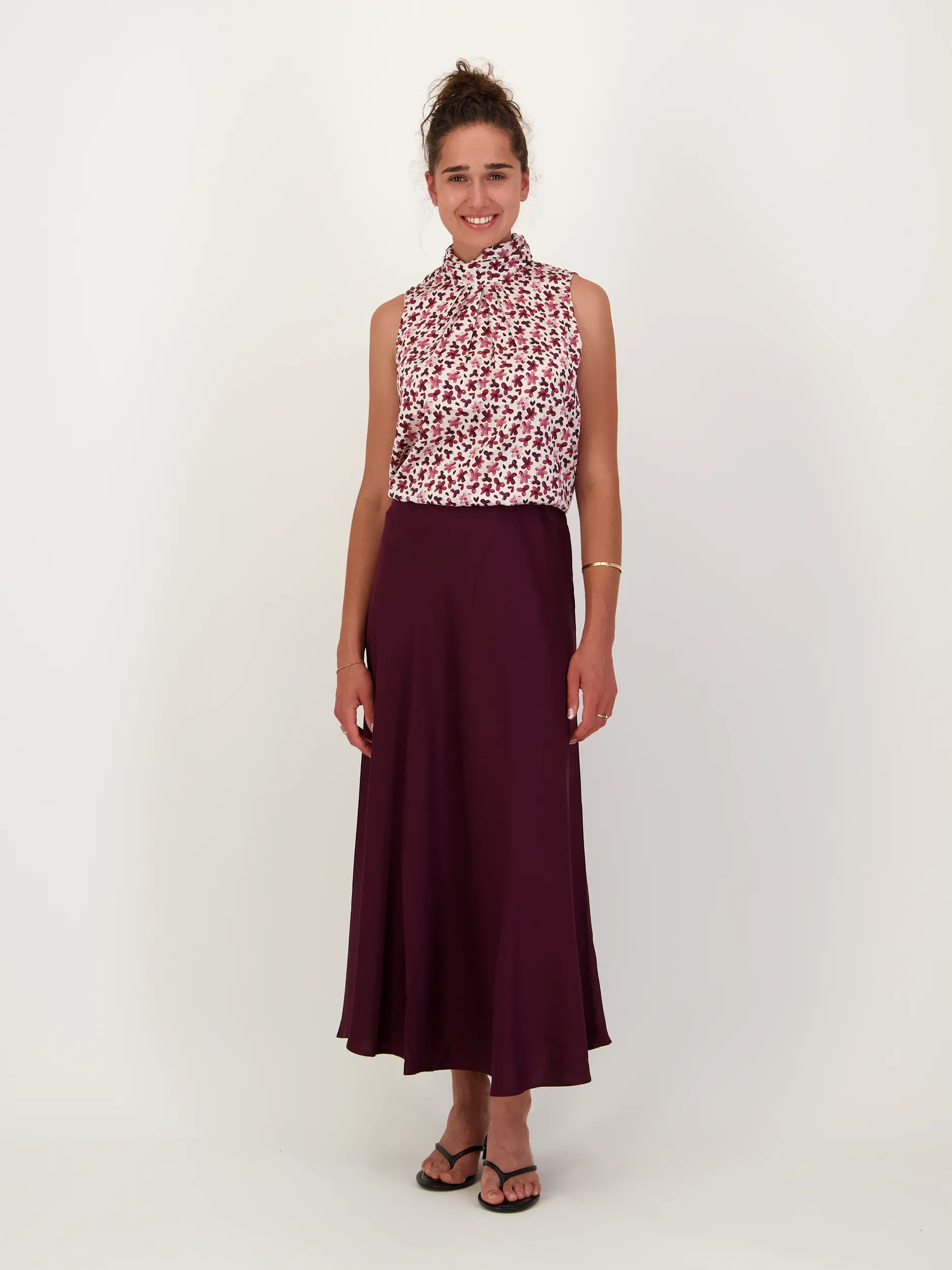 Geblümte Bluse 'Kuba' aus Seide ärmellos - Artikel Teil eines Outfits getragen von einem Modell