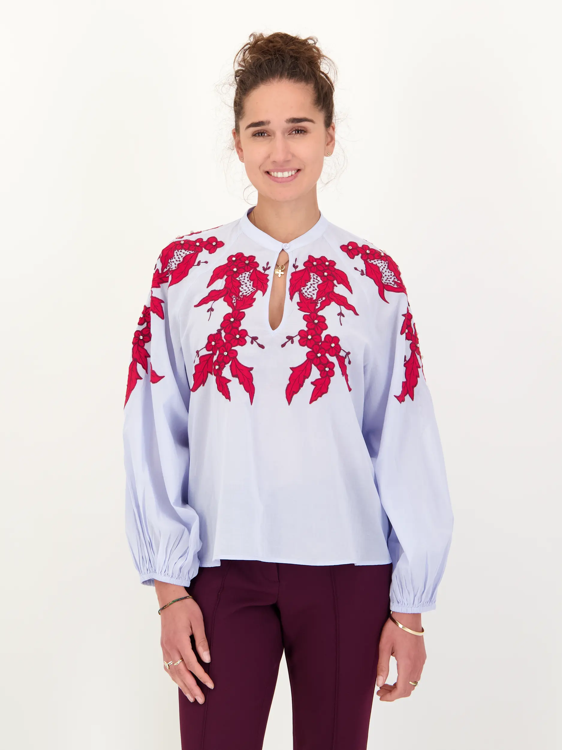Baumwollbluse 'Ishimbay' mit Blumen Print langarm - Artikel Vorderseite getragen von einem Modell - Farbe: Blau