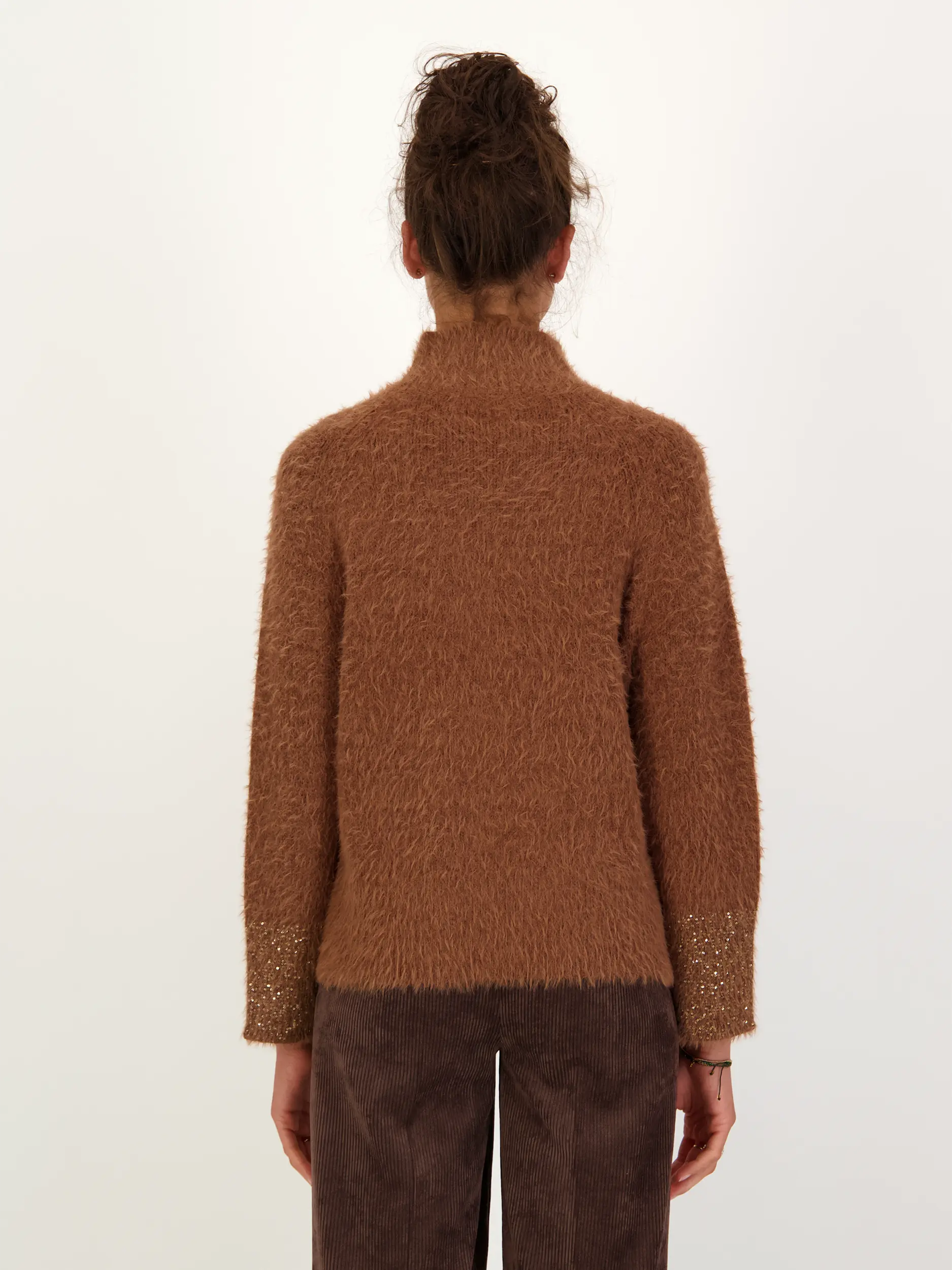 Pullover aus Wolle langarm - Artikel Rückseite getragen von einem Modell - Farbe: Braun