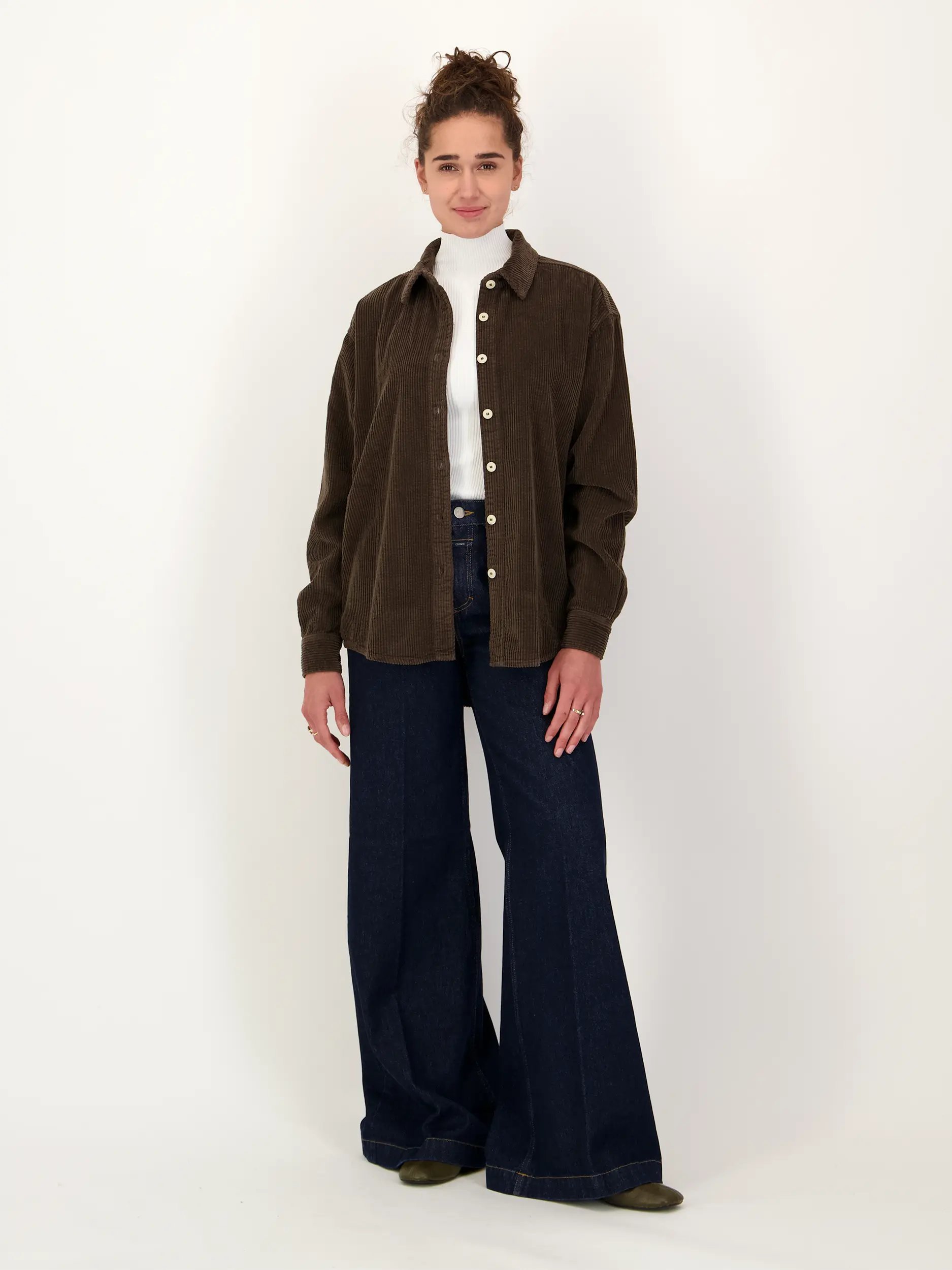 Cordbluse 'Pado' langarm - Artikel Teil eines Outfits getragen von einem Modell - Farbe: Braun