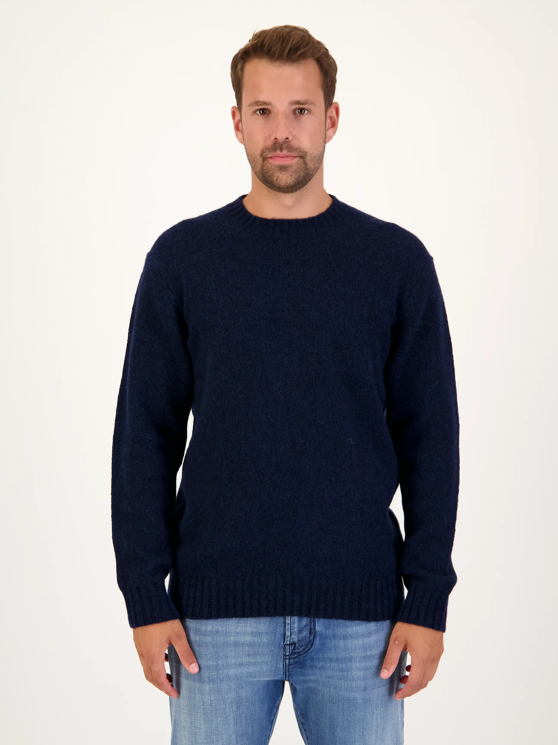 Pullover 'Lee' aus Merinowoll-Mix langarm - Artikel Vorderseite getragen von einem Modell - Farbe: Blau