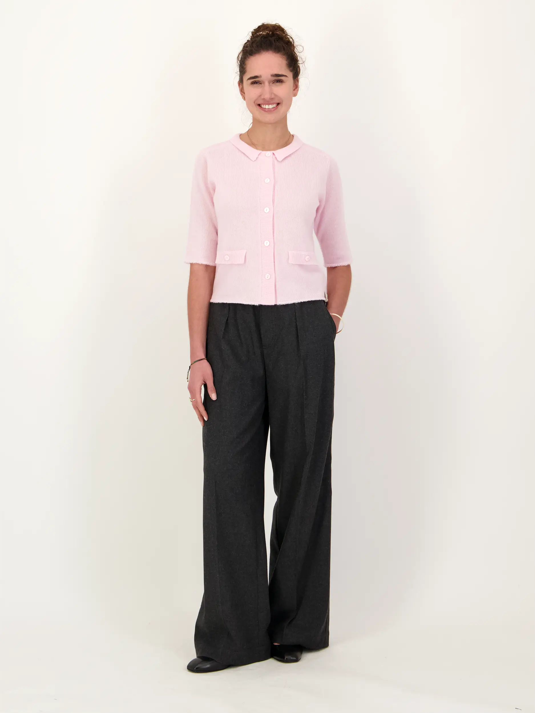 Strickjacke aus Kaschmir Mix - Artikel Teil eines Outfits getragen von einem Modell - Farbe: Rosa&Pink