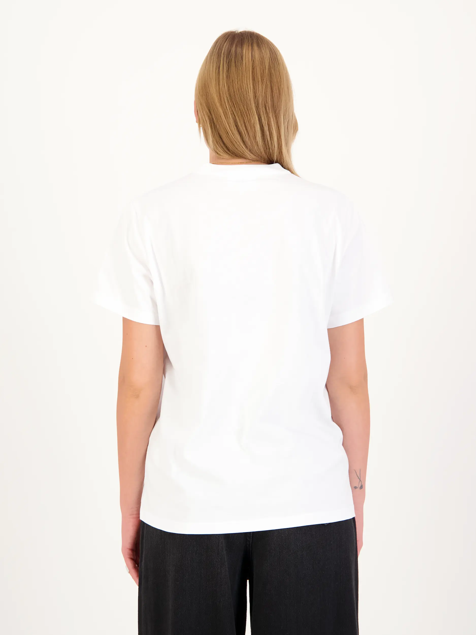 T-Shirt mit Logo-Print - Artikel Rückseite getragen von einem Modell - Farbe: Weiß