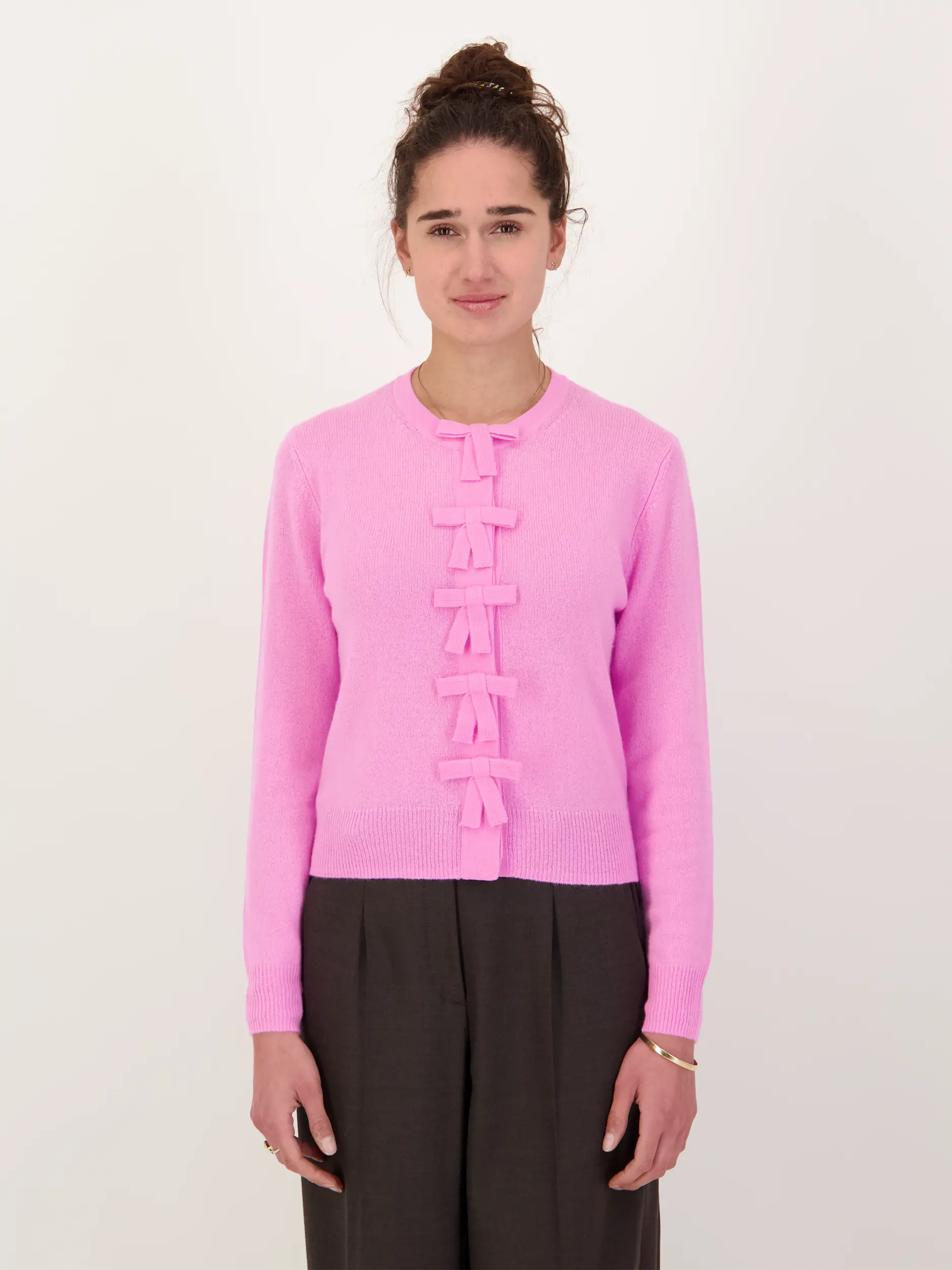 Strickjacke aus Kaschmir - Artikel Vorderseite getragen von einem Modell - Farbe: Rosa&Pink