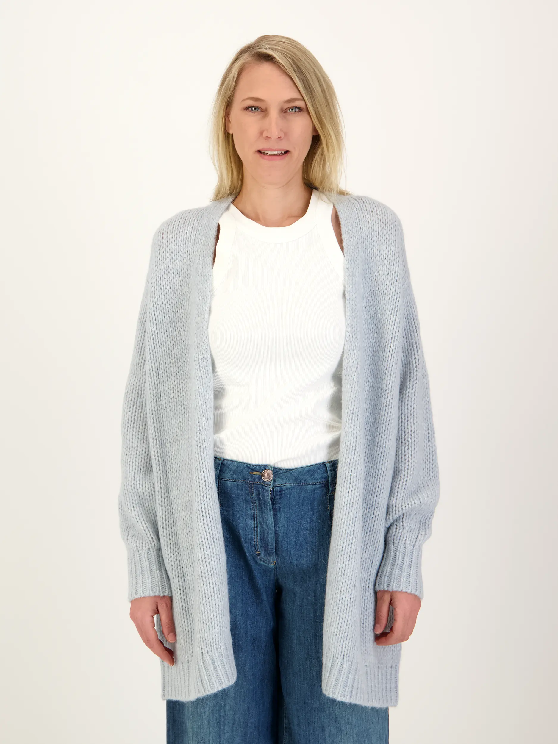 Strickjacke aus Woll-Mix - Artikel Vorderseite getragen von einem Modell