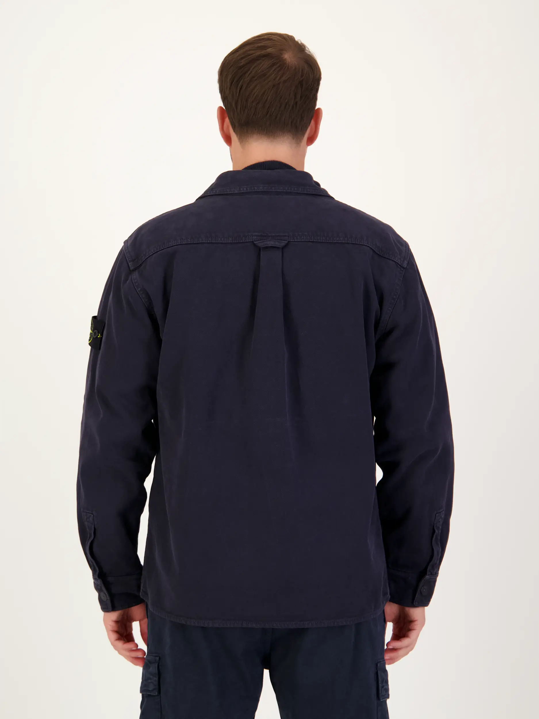 Overshirt - Artikel Rückseite getragen von einem Modell - Farbe: Blau