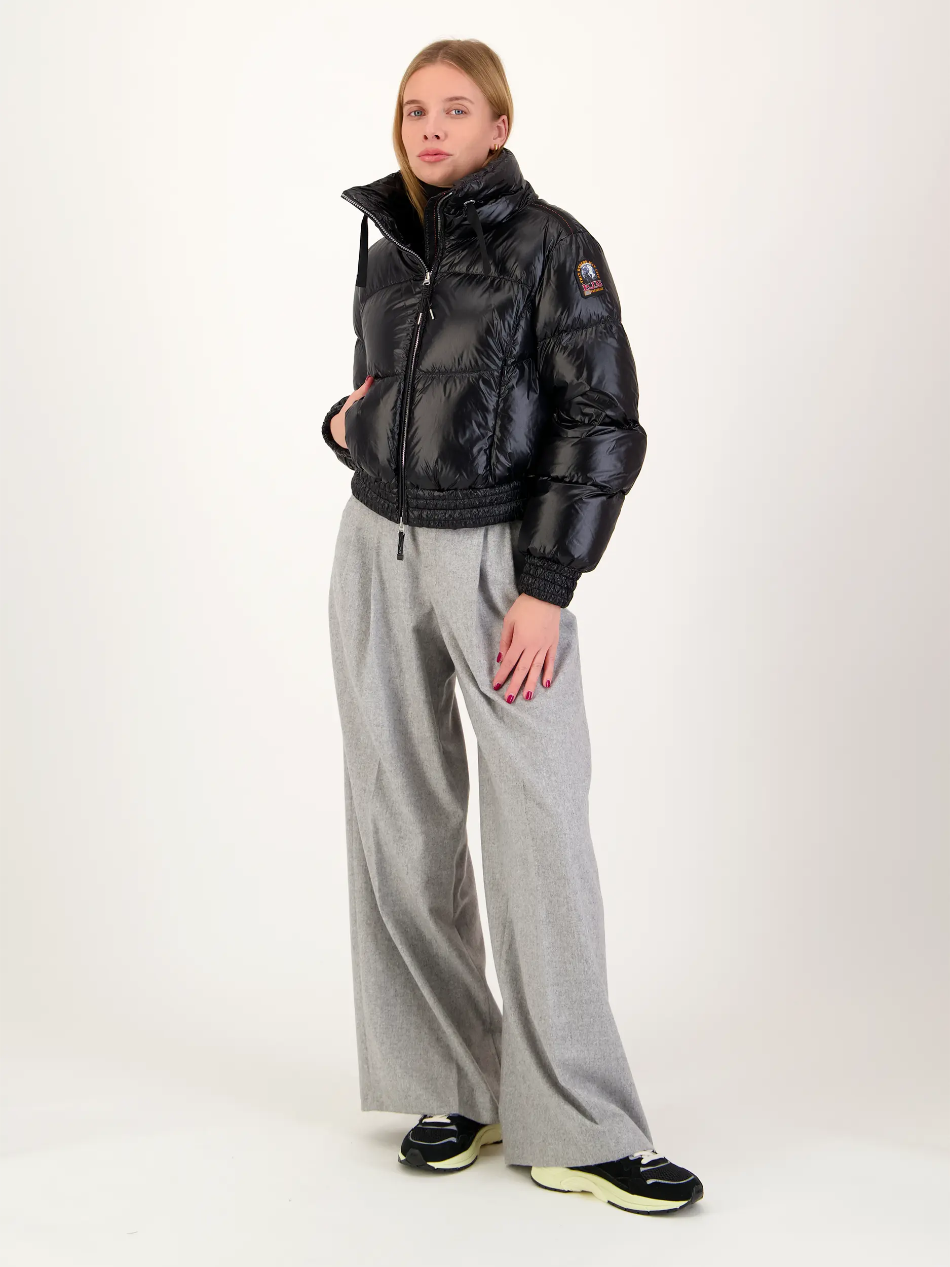 Wasserdichte Daunenjacke 'Merry' - Artikel Teil eines Outfits getragen von einem Modell - Farbe: Schwarz
