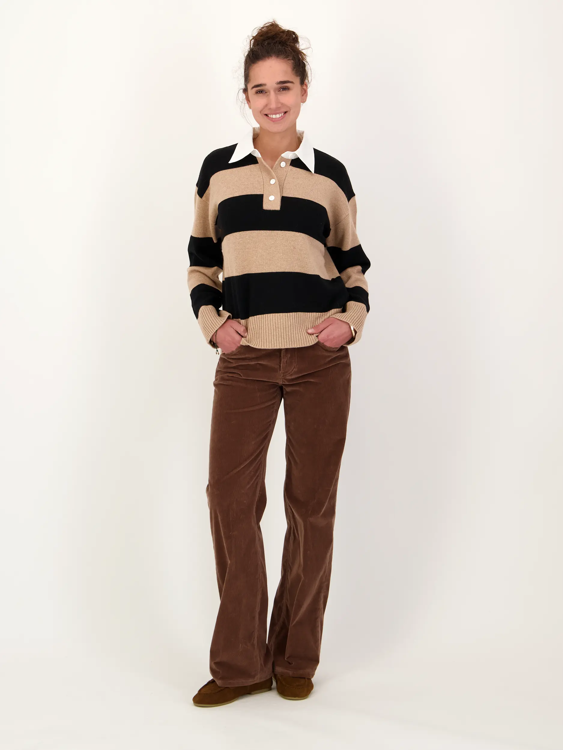 Gestreifter Pullover 'Paxton' aus Woll-Mix - Artikel Teil eines Outfits getragen von einem Modell - Farbe: Schwarz