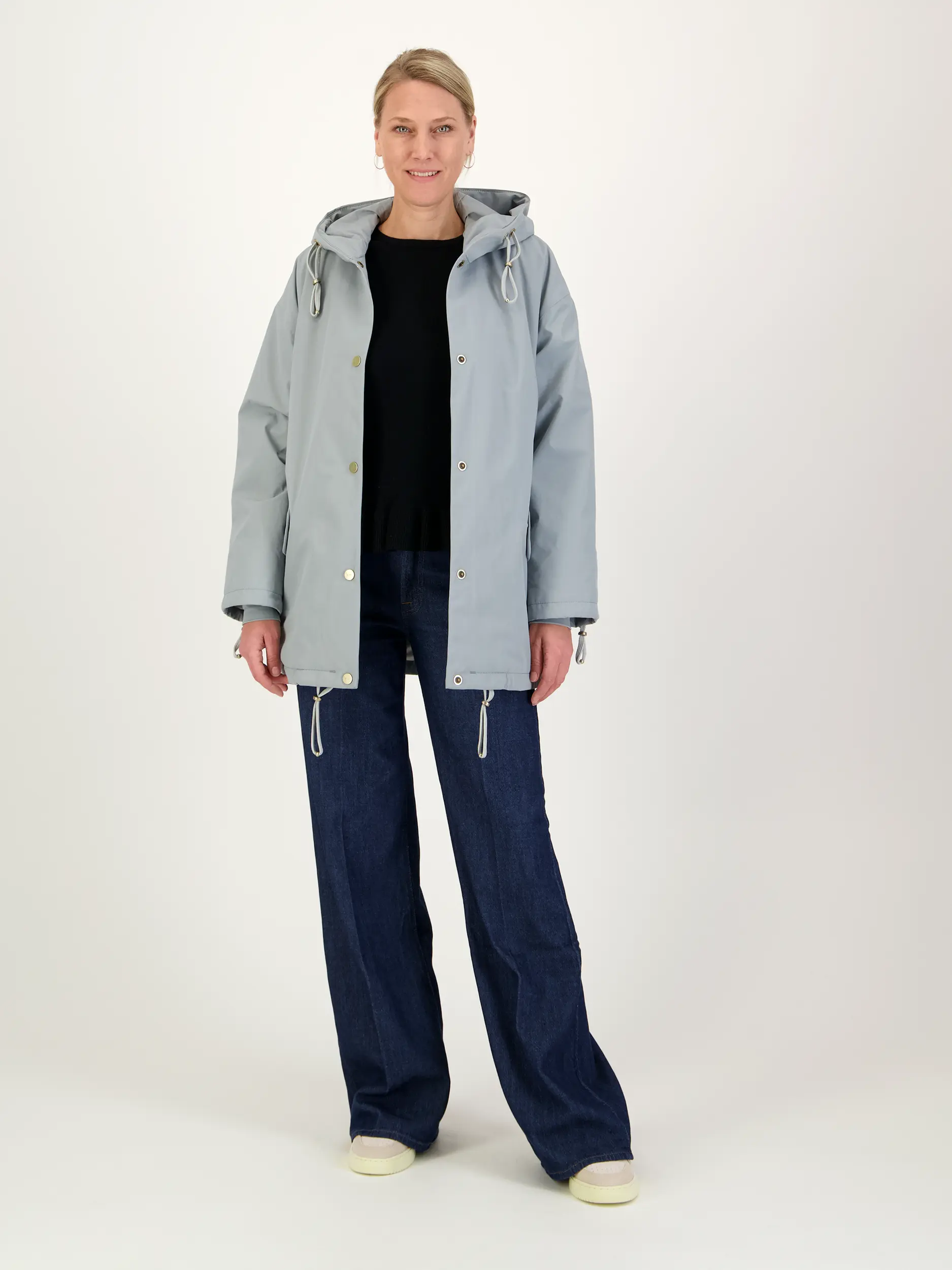 Pullover - Artikel Teil eines Outfits getragen von einem Modell - Farbe: Schwarz