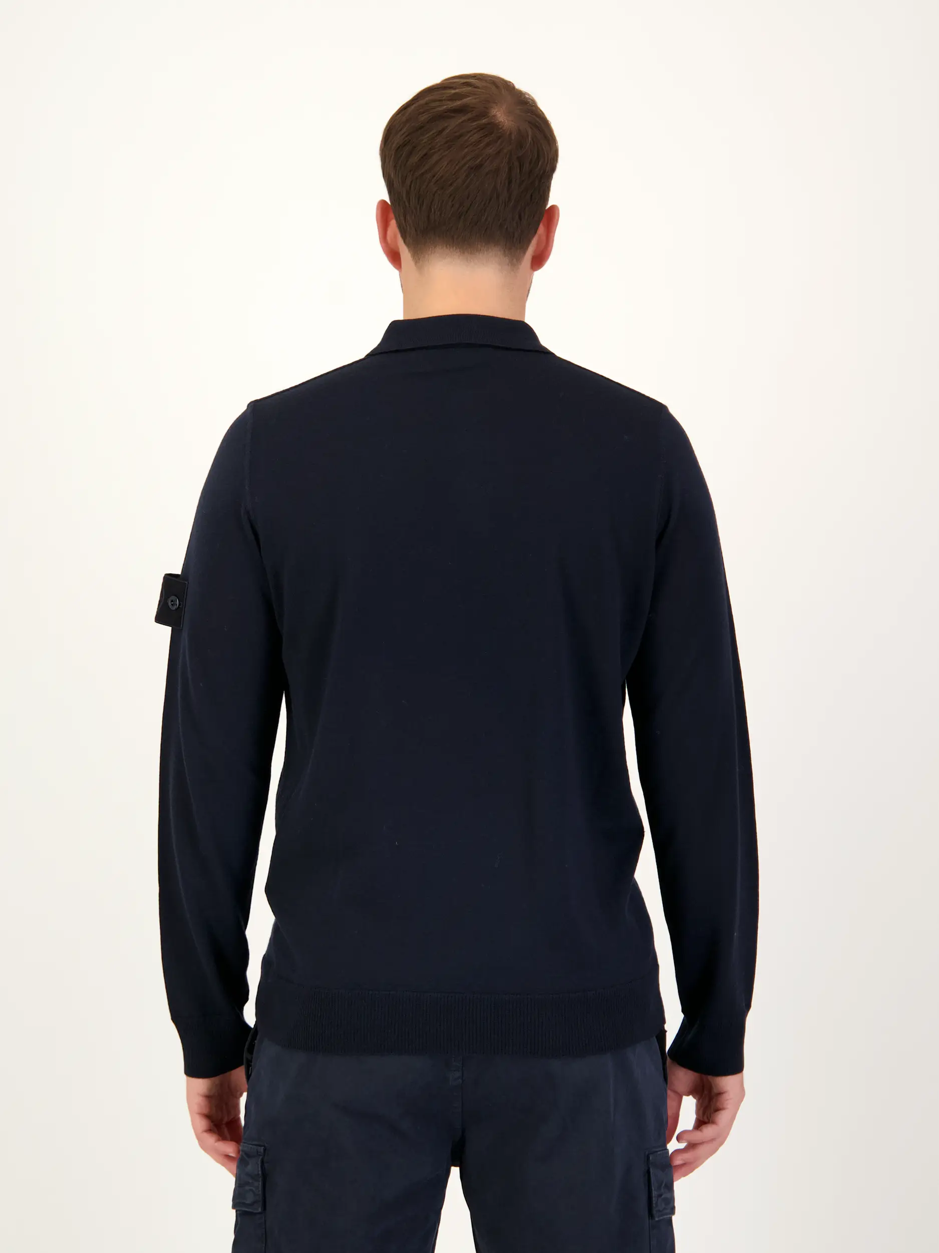 Ghost Piece Strickpolo aus Schurwolle langarm - Artikel Rückseite getragen von einem Modell - Farbe: Blau