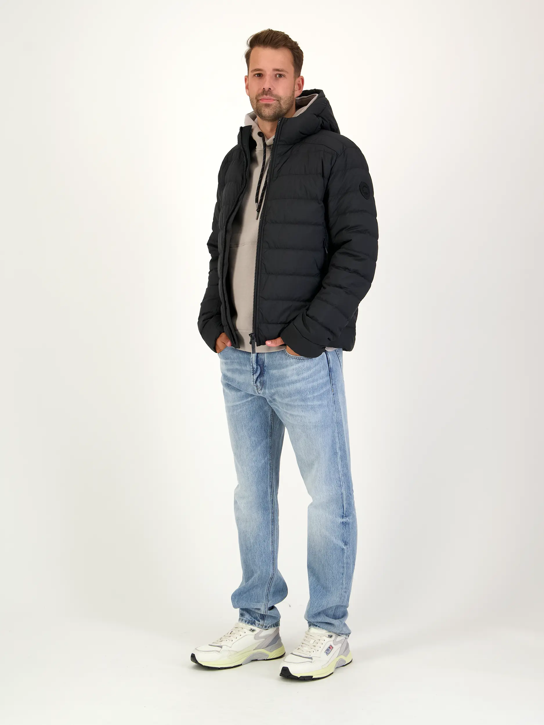 Daunenjacke 'Crofton' - Artikel Teil eines Outfits getragen von einem Modell - Farbe: Schwarz