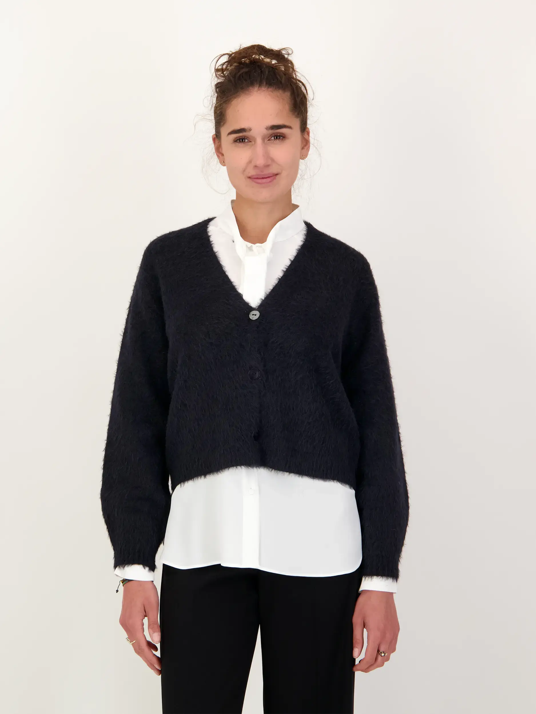 Strickjacke aus Wolle - Artikel Vorderseite getragen von einem Modell - Farbe: Schwarz