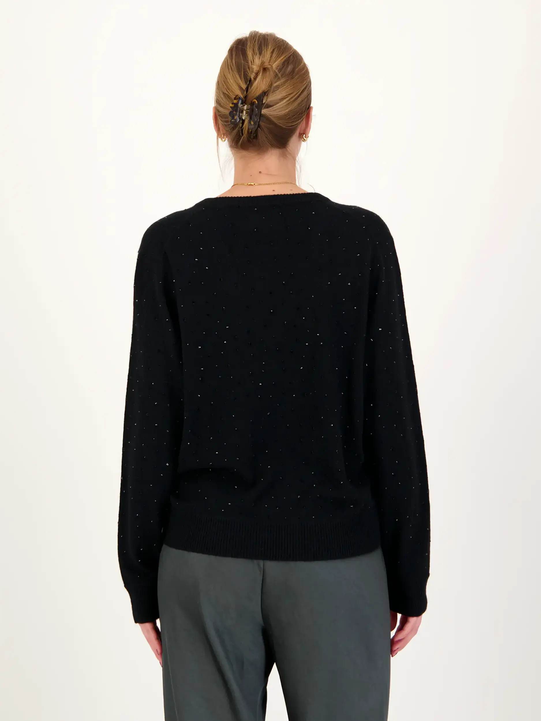 Pullover aus Wolle langarm - Artikel Rückseite getragen von einem Modell - Farbe: Schwarz